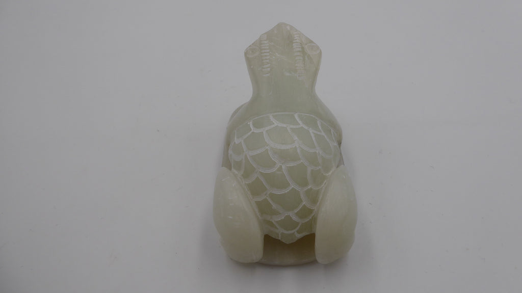 Grenouille sculptée dans un bloc de marbre