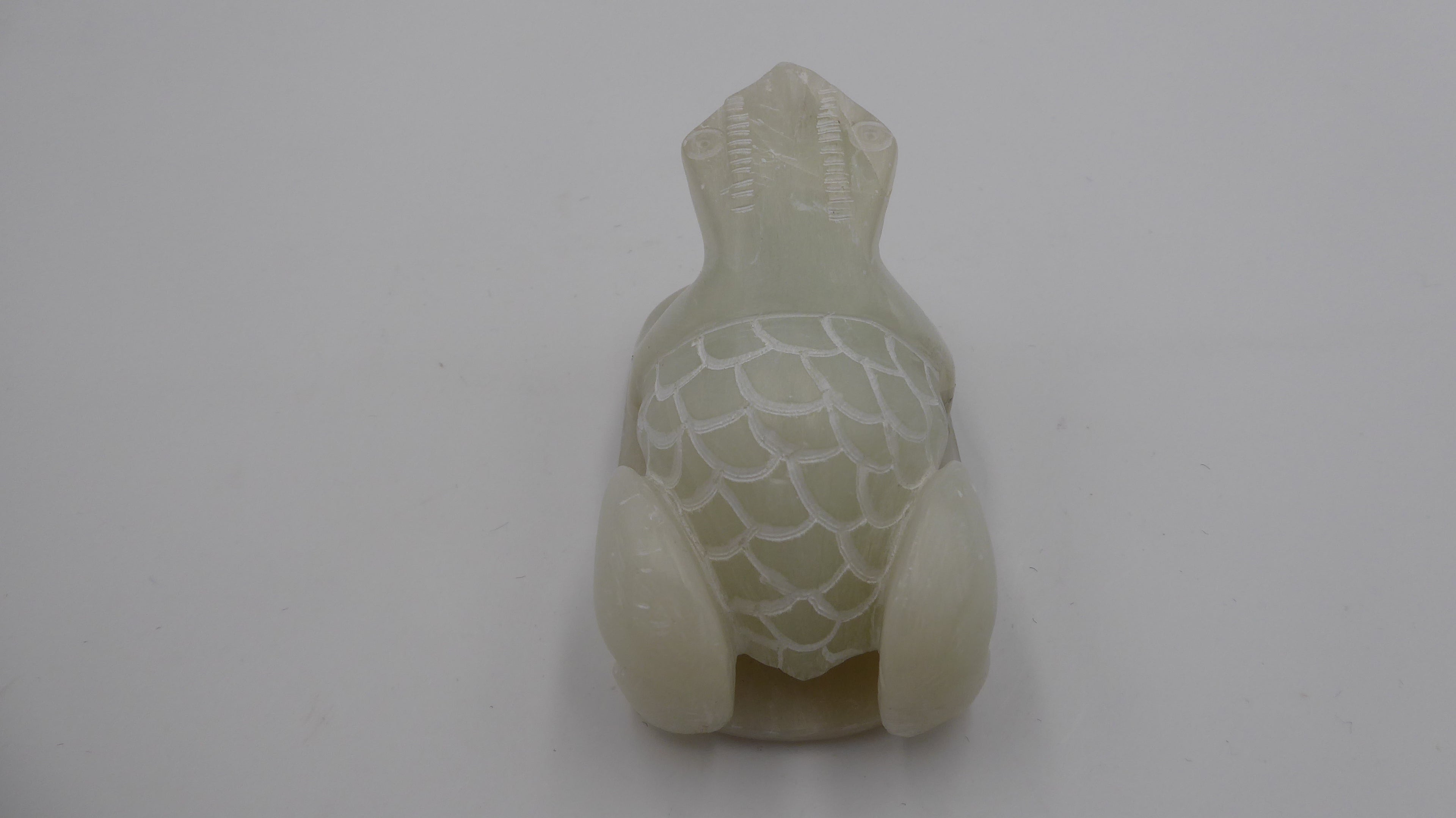 Grenouille sculptée dans un bloc de marbre