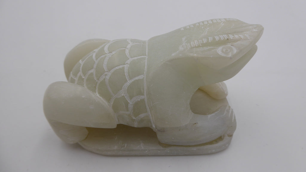 Grenouille sculptée dans un bloc de marbre
