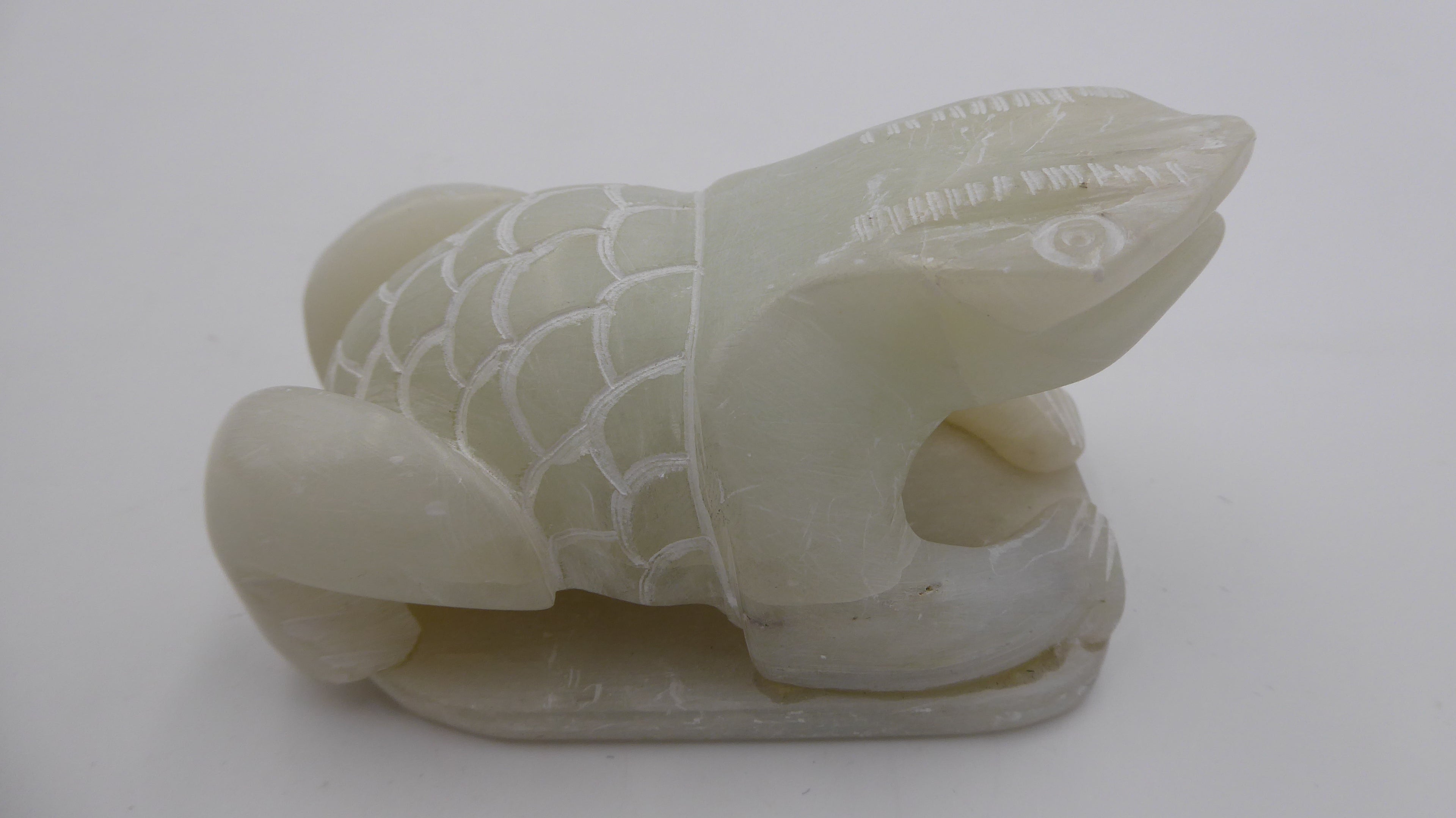 Grenouille sculptée dans un bloc de marbre