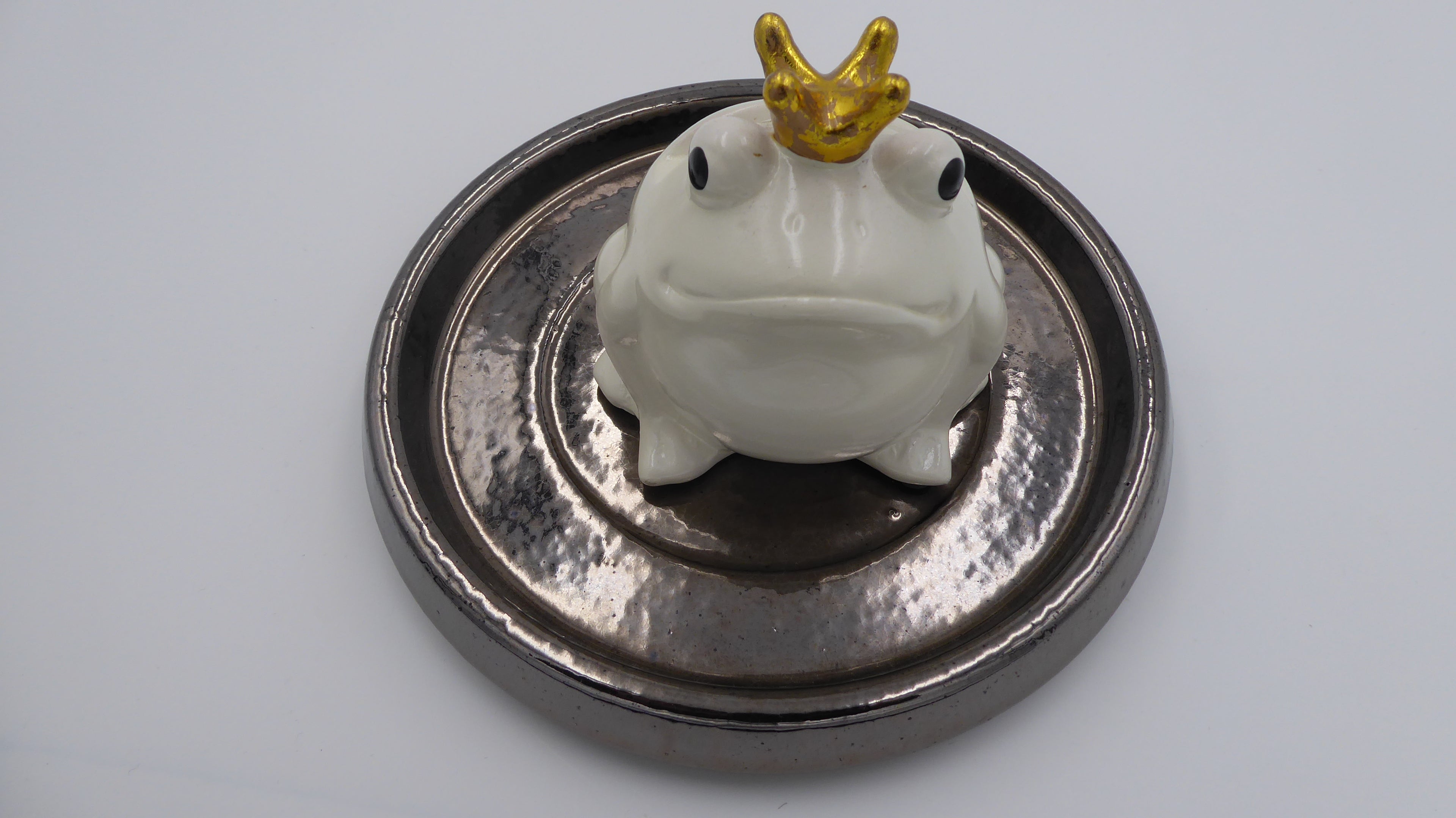 Céramique blanche grenouille roi