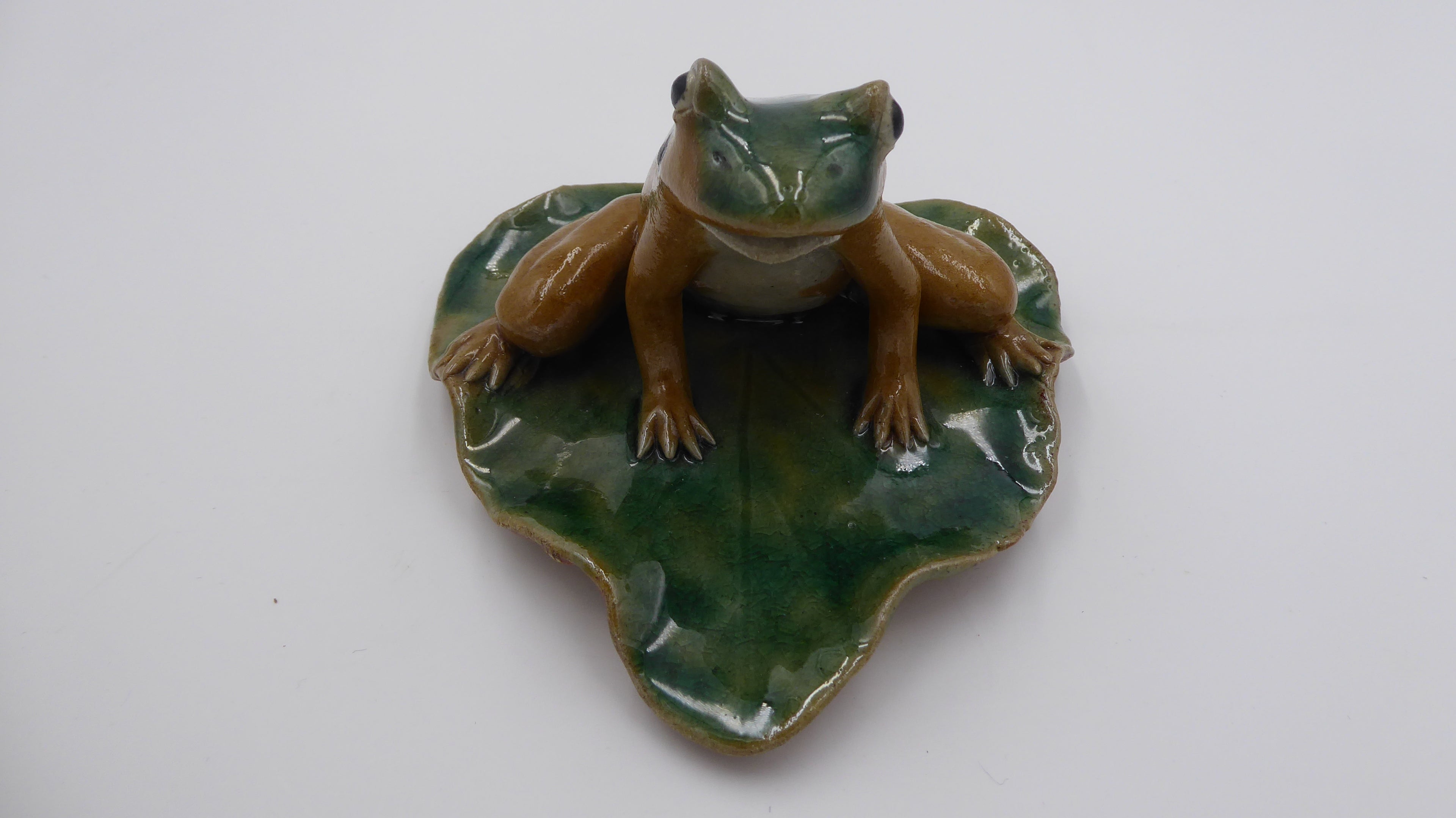 Ancienne céramique grenouille sur nénuphars (Origine asiatique)