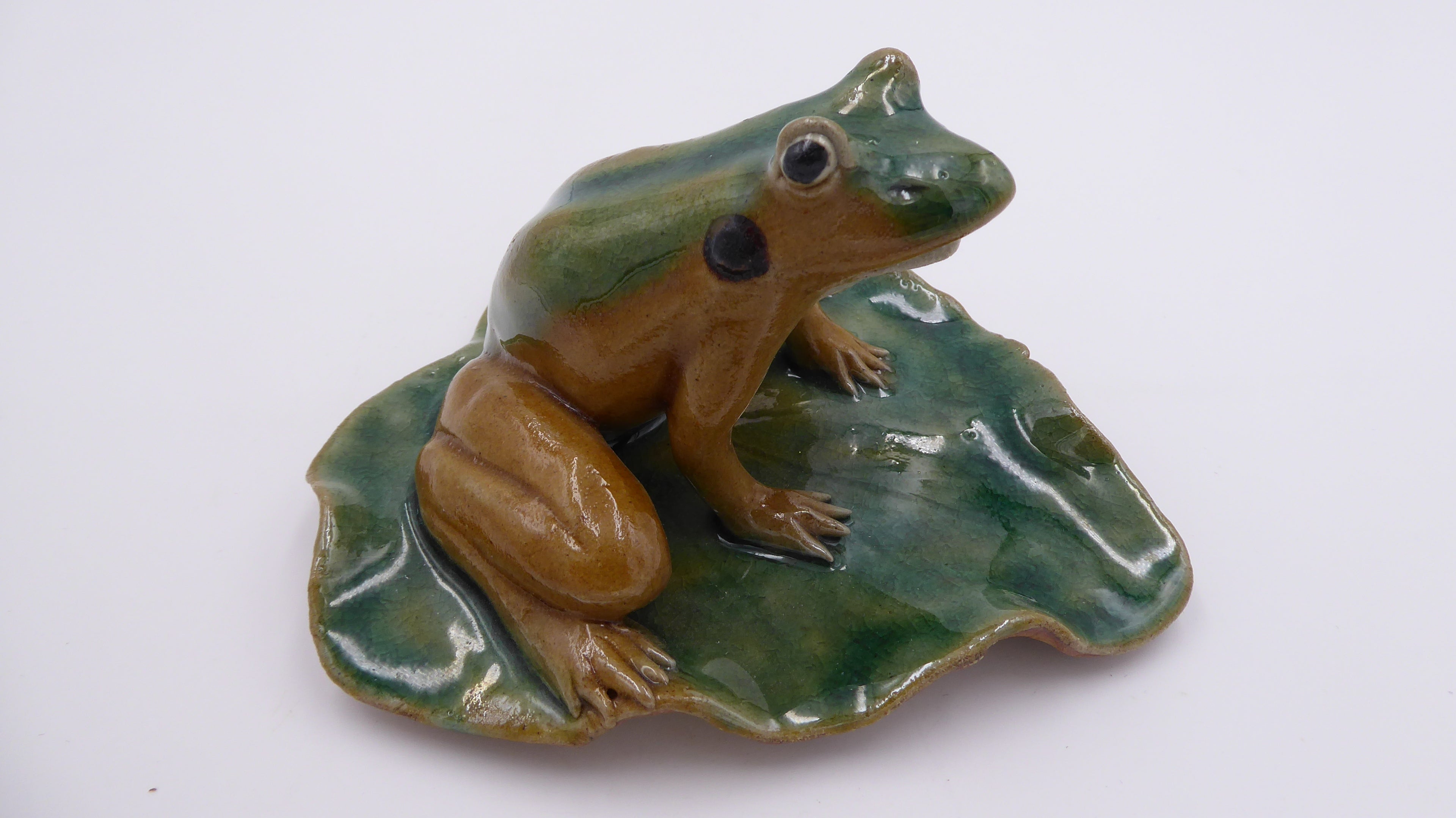 Ancienne céramique grenouille sur nénuphars (Origine asiatique)