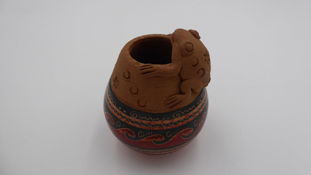 Petit pot en terre cuite surmonté d'une grenouille