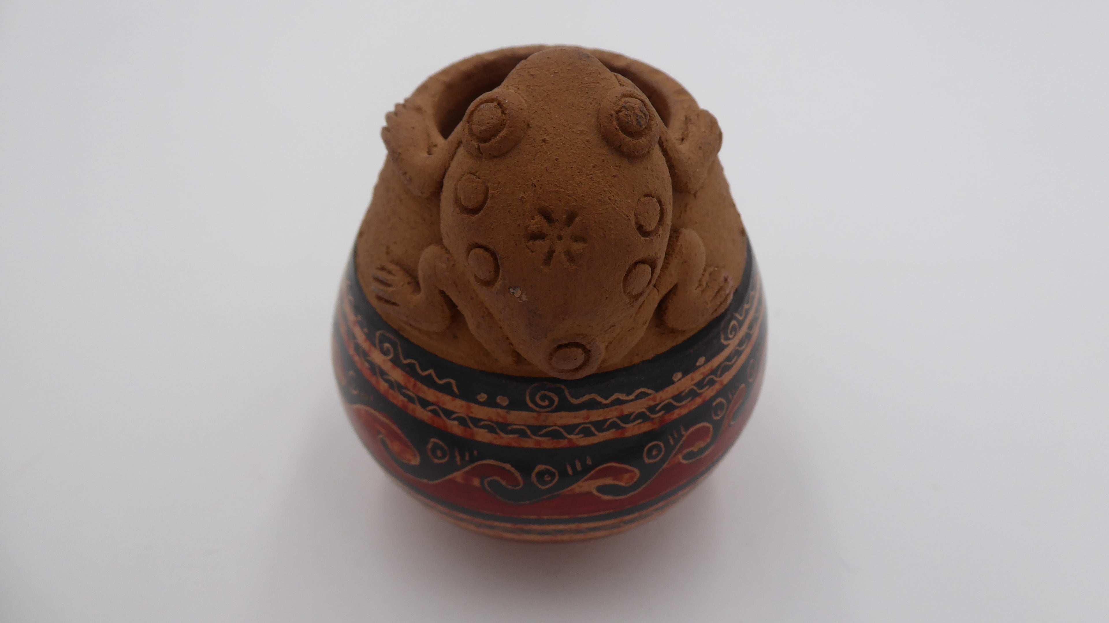 Petit pot en terre cuite surmonté d'une grenouille