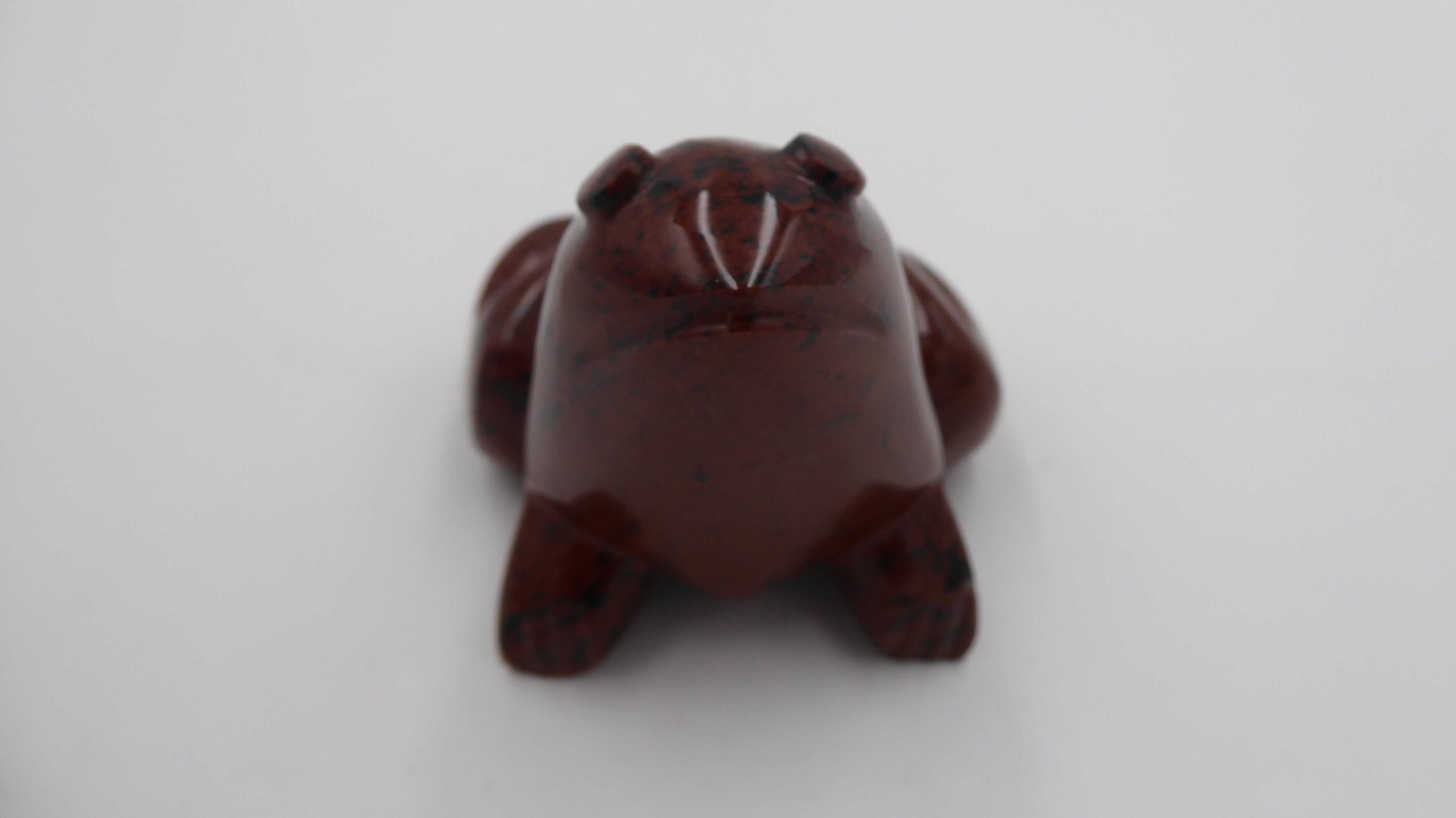 Grenouille en pierre obsidienne acajou