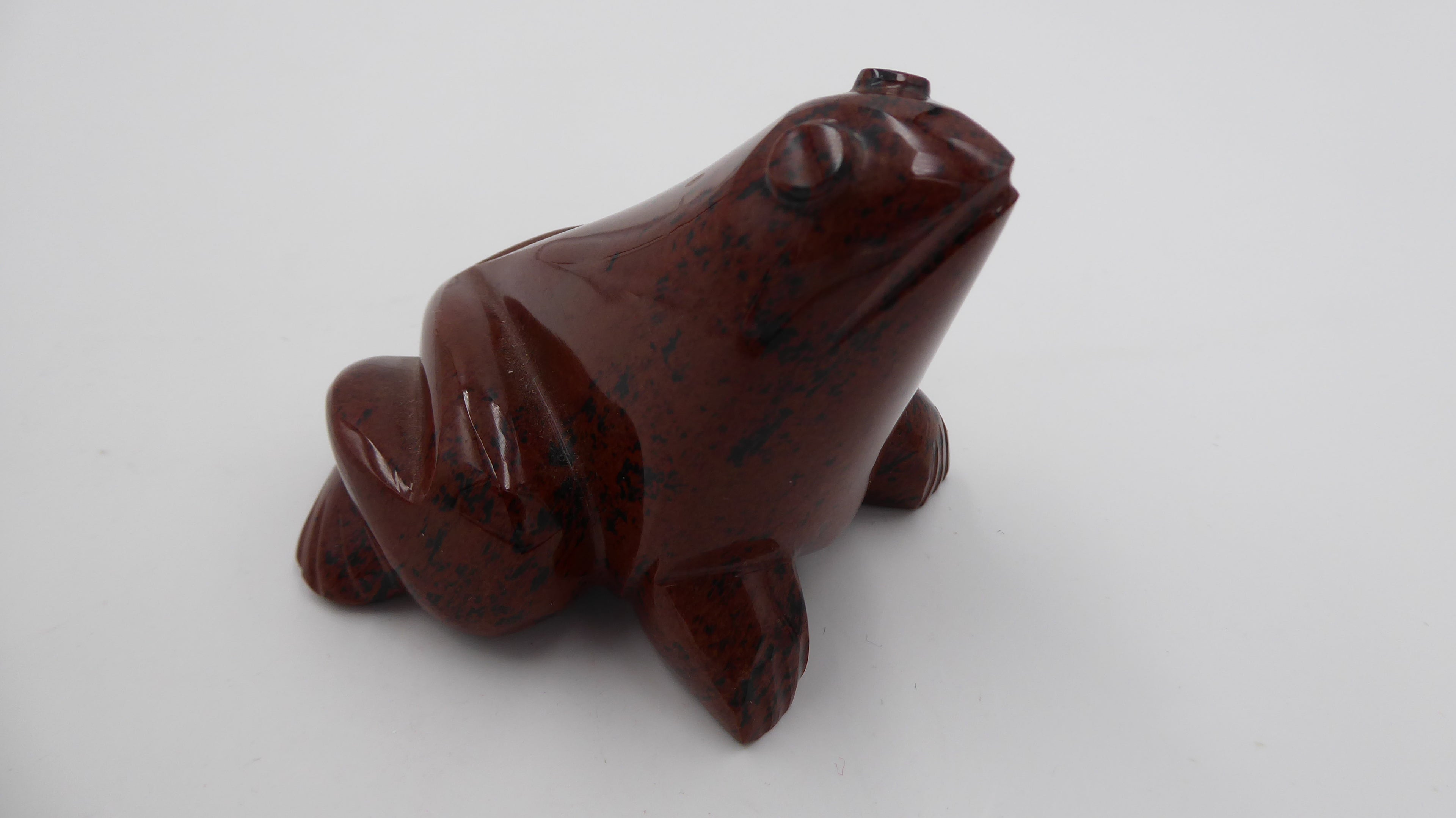 Grenouille en pierre obsidienne acajou