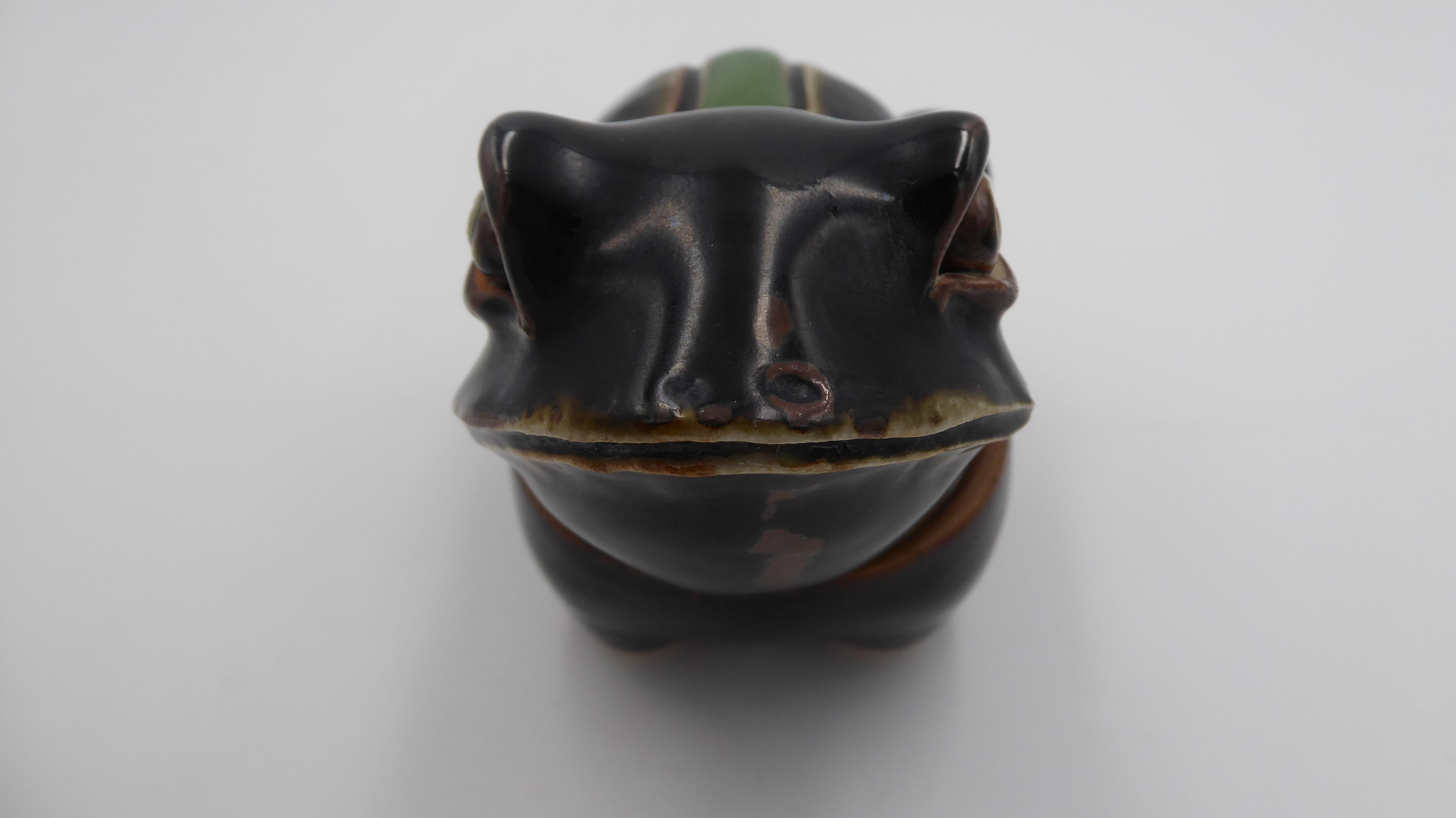 Vieille boite grenouille céramique noire et dorure (Possiblement d'origine Africaine)
