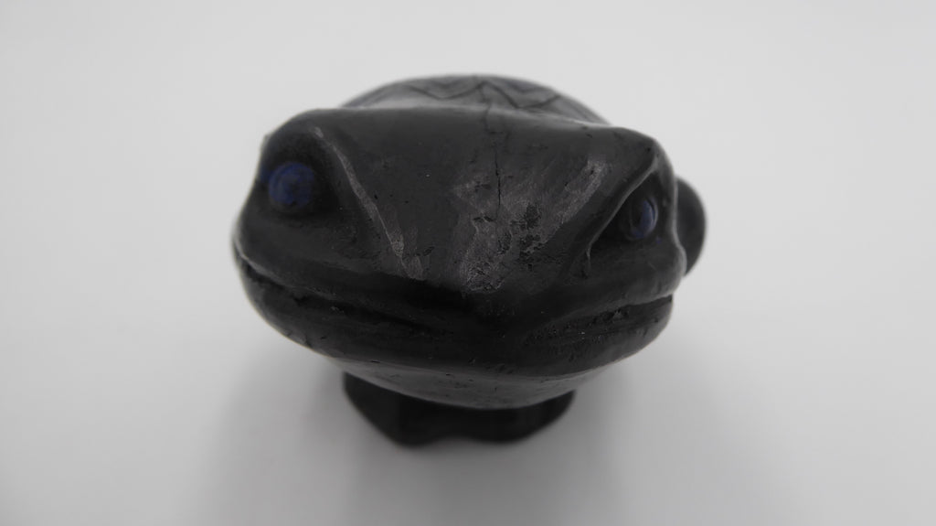 Vieille grenouille en céramique noire et bleu