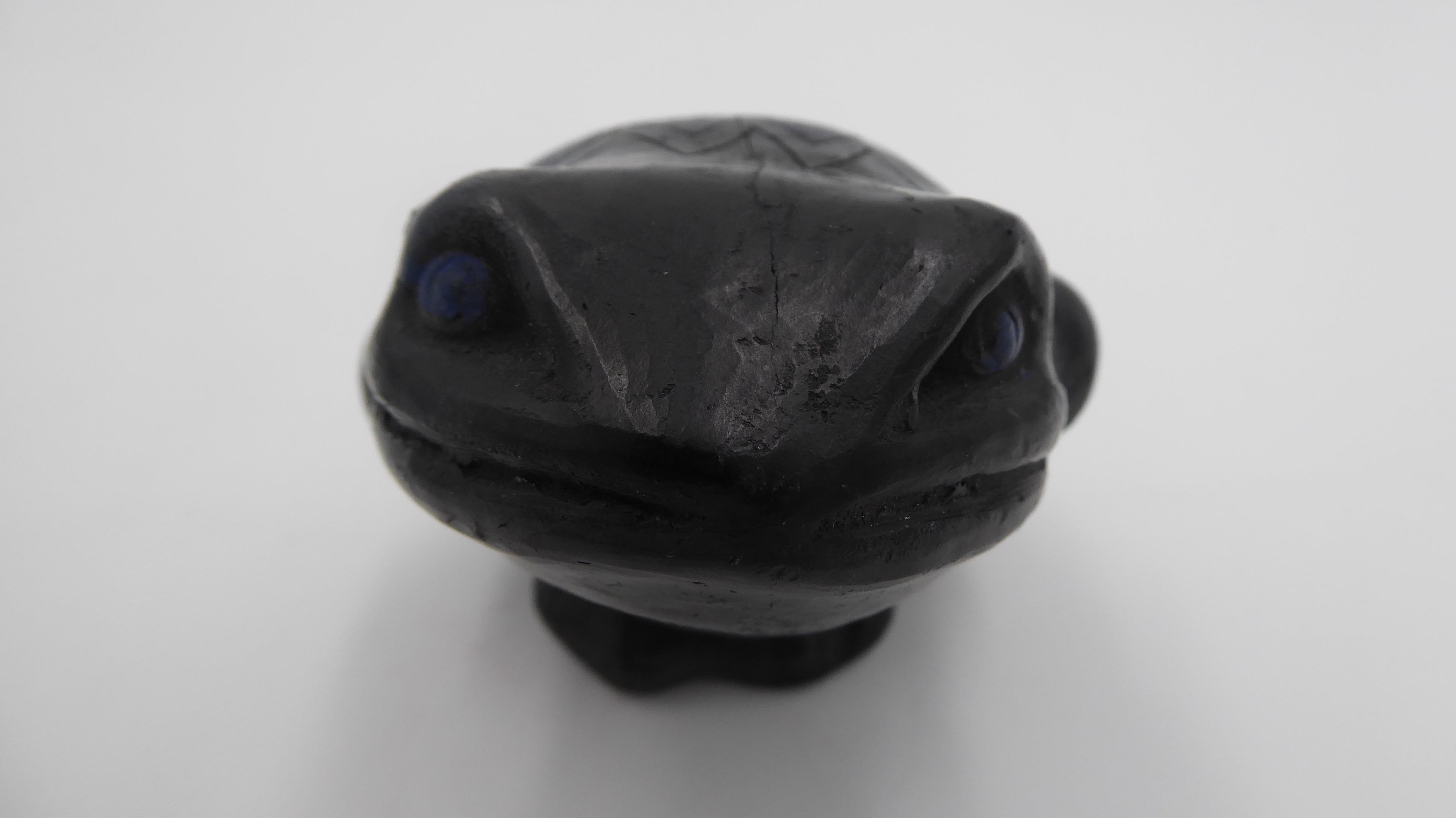 Vieille grenouille en céramique noire et bleu