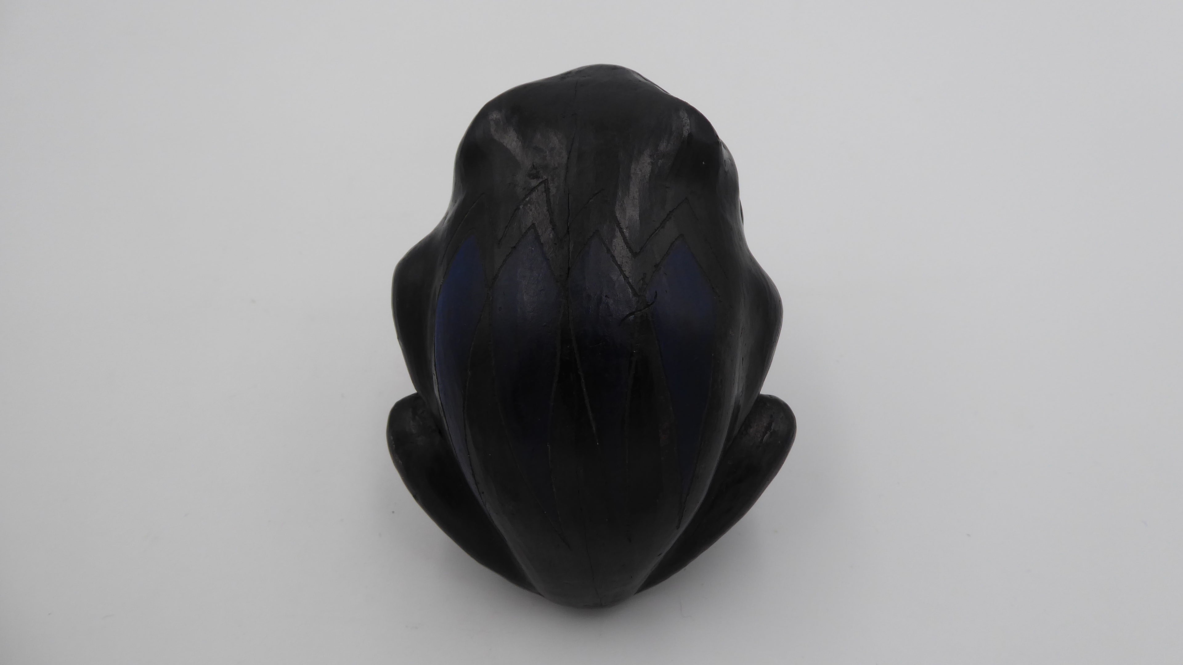 Vieille grenouille en céramique noire et bleu