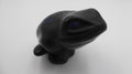 Vieille grenouille en céramique noire et bleu