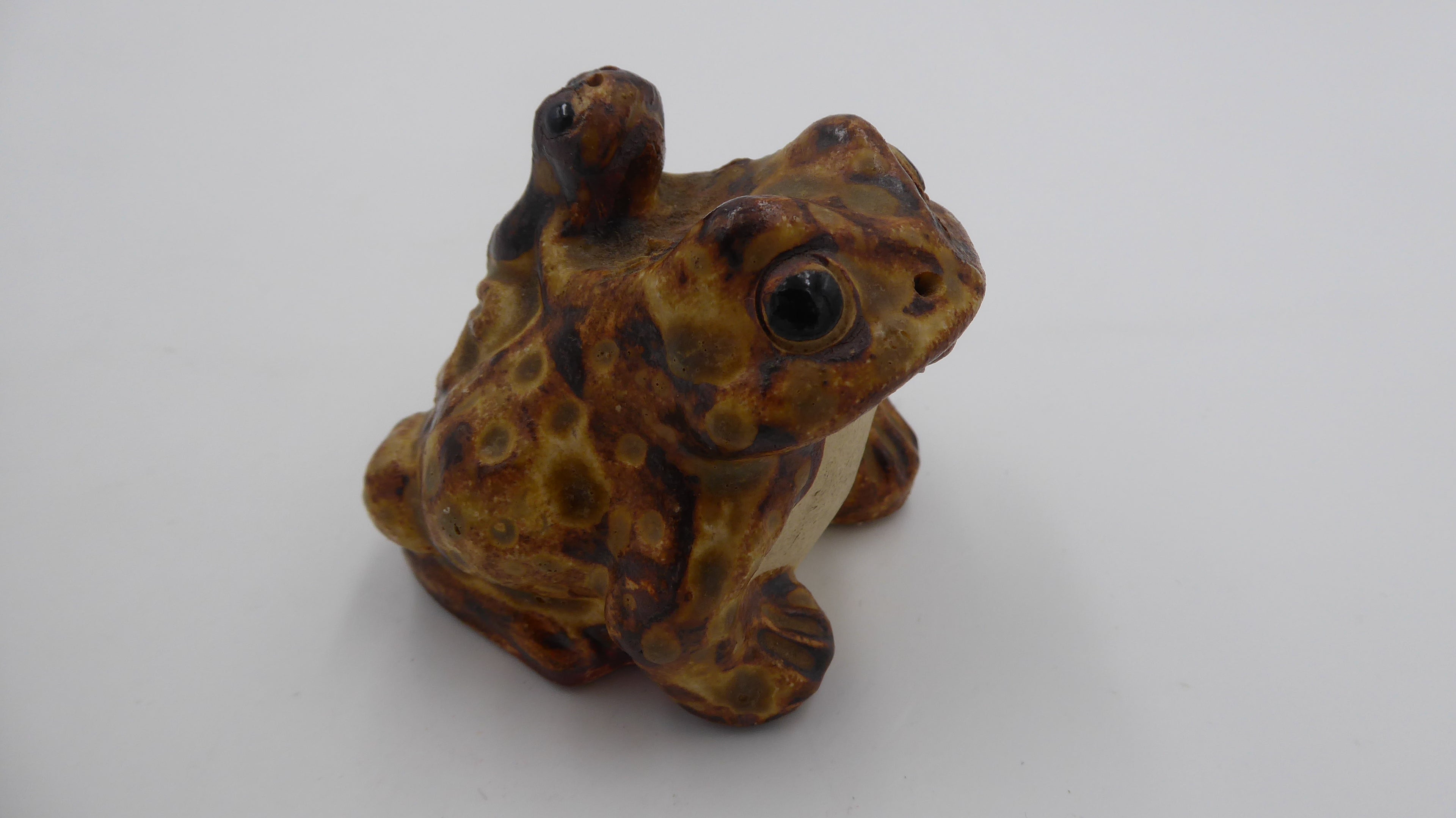 Terre cuite peinte grenouille et son bébé