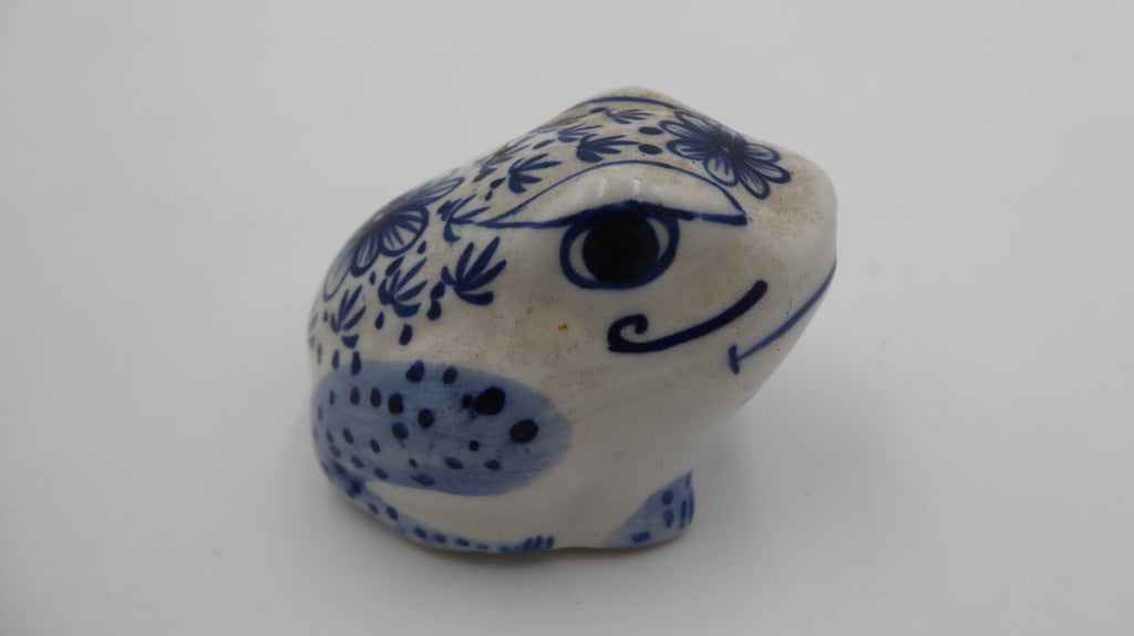 Vieille petite céramique blanche et bleu