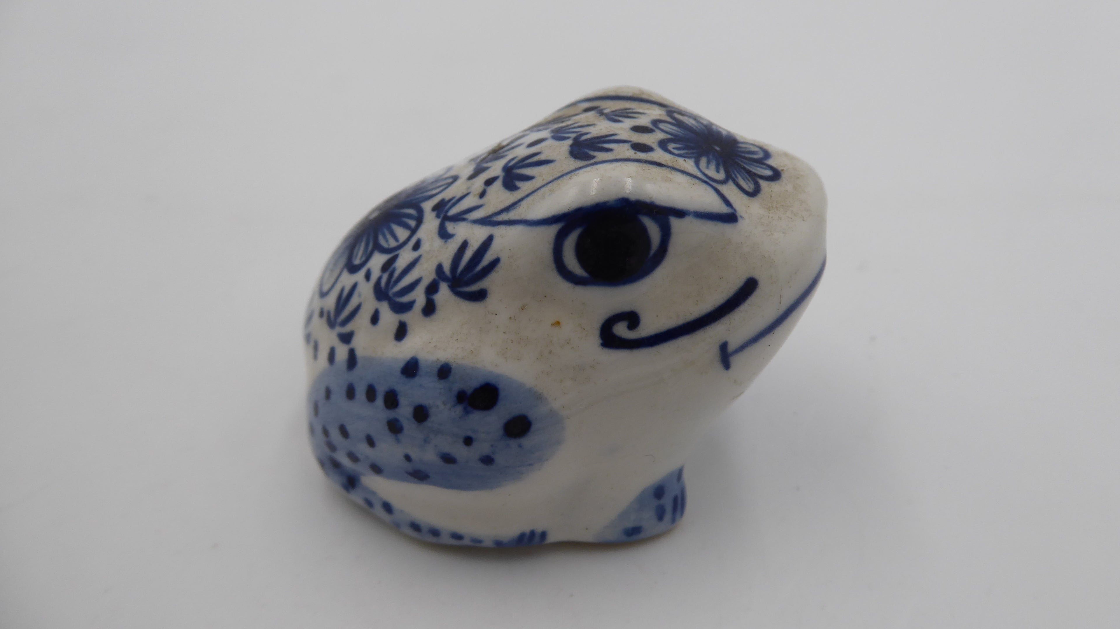 Vieille petite céramique blanche et bleu