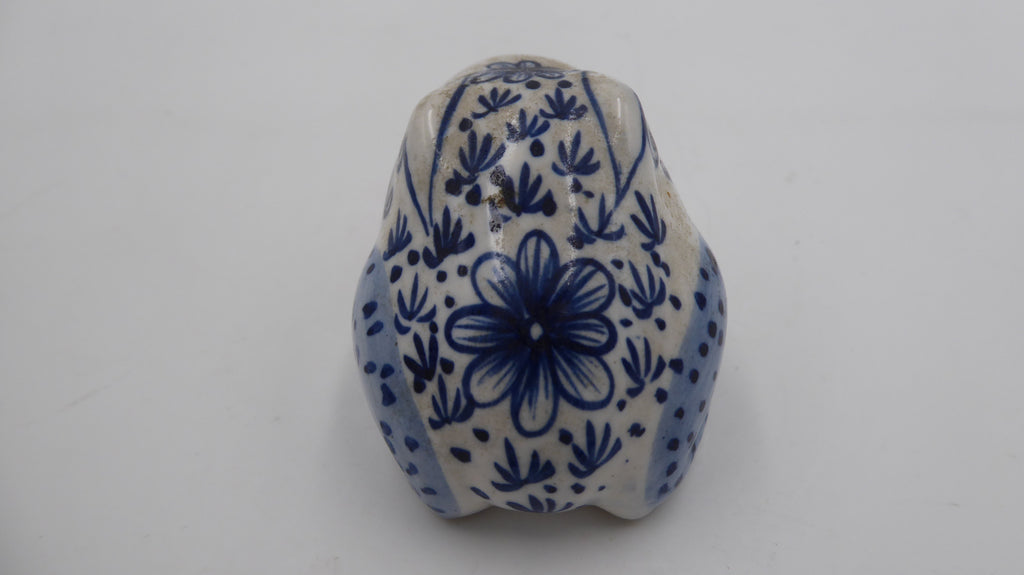Vieille petite céramique blanche et bleu