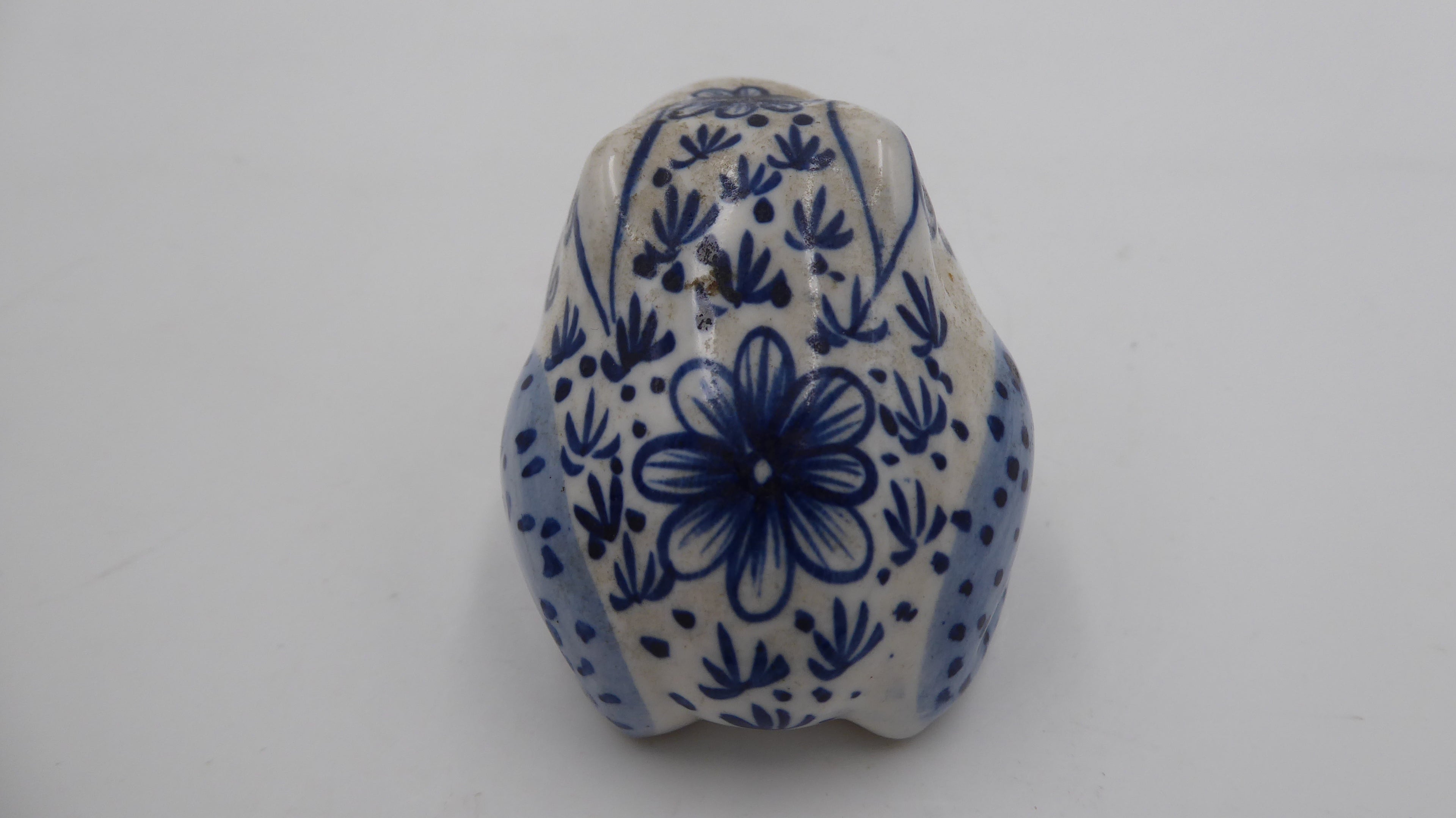 Vieille petite céramique blanche et bleu