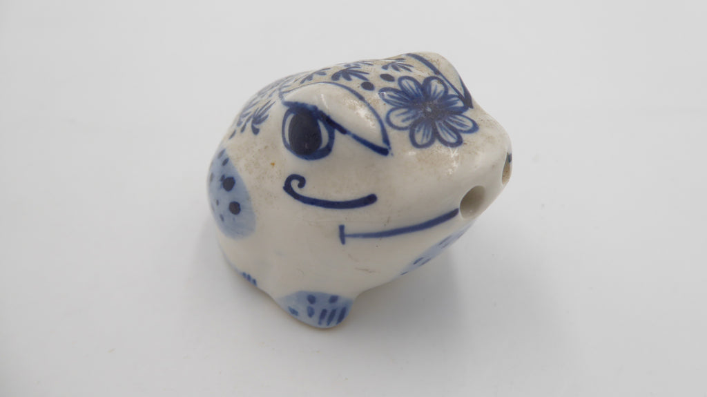 Vieille petite céramique blanche et bleu