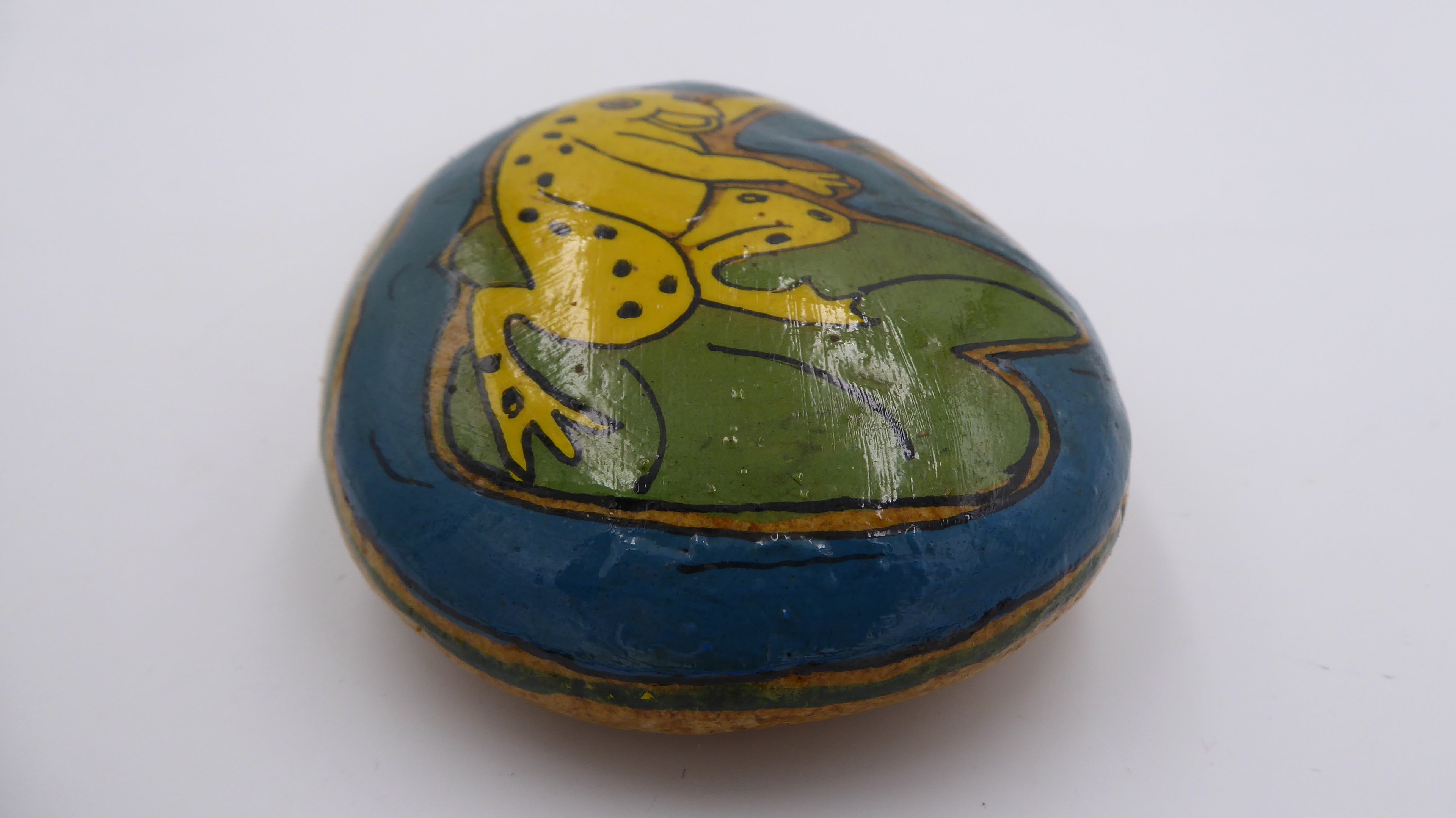 Grenouille pinte sur une pierre