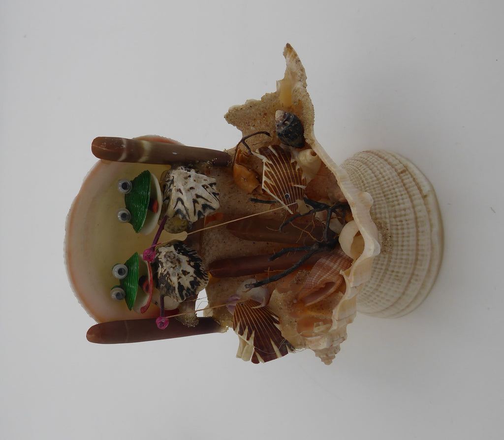 Famille de cinq sujets grenouilles en coquillages