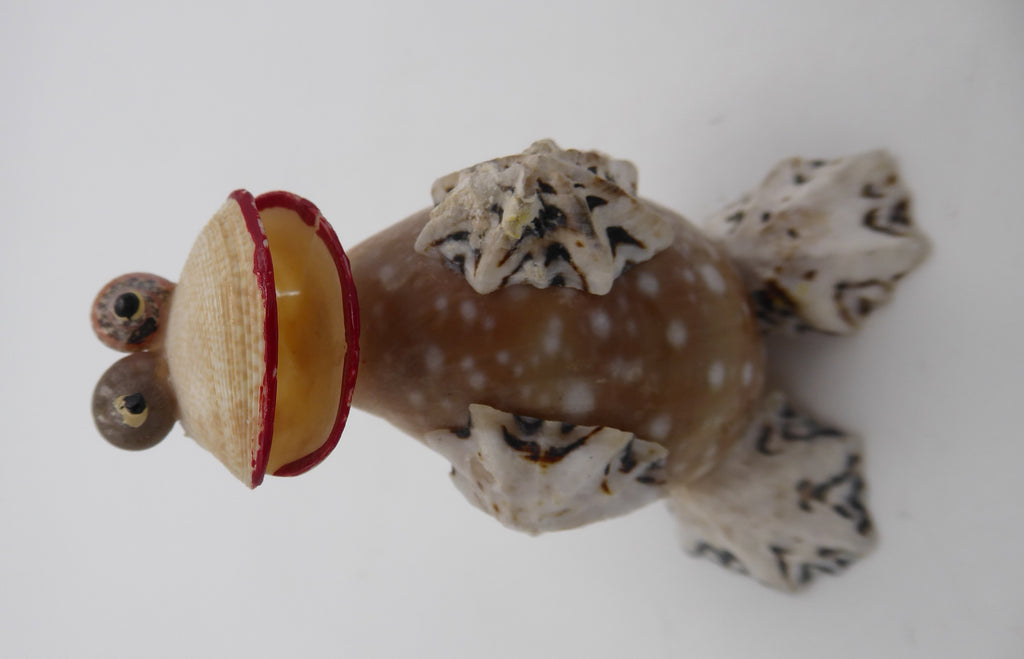 Famille de cinq sujets grenouilles en coquillages