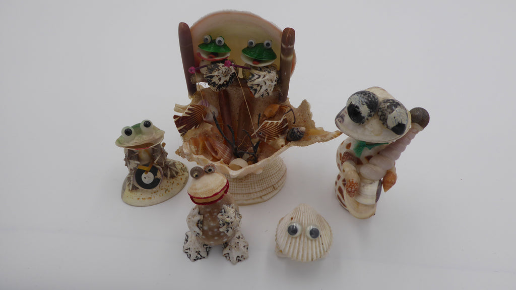 Famille de cinq sujets grenouilles en coquillages