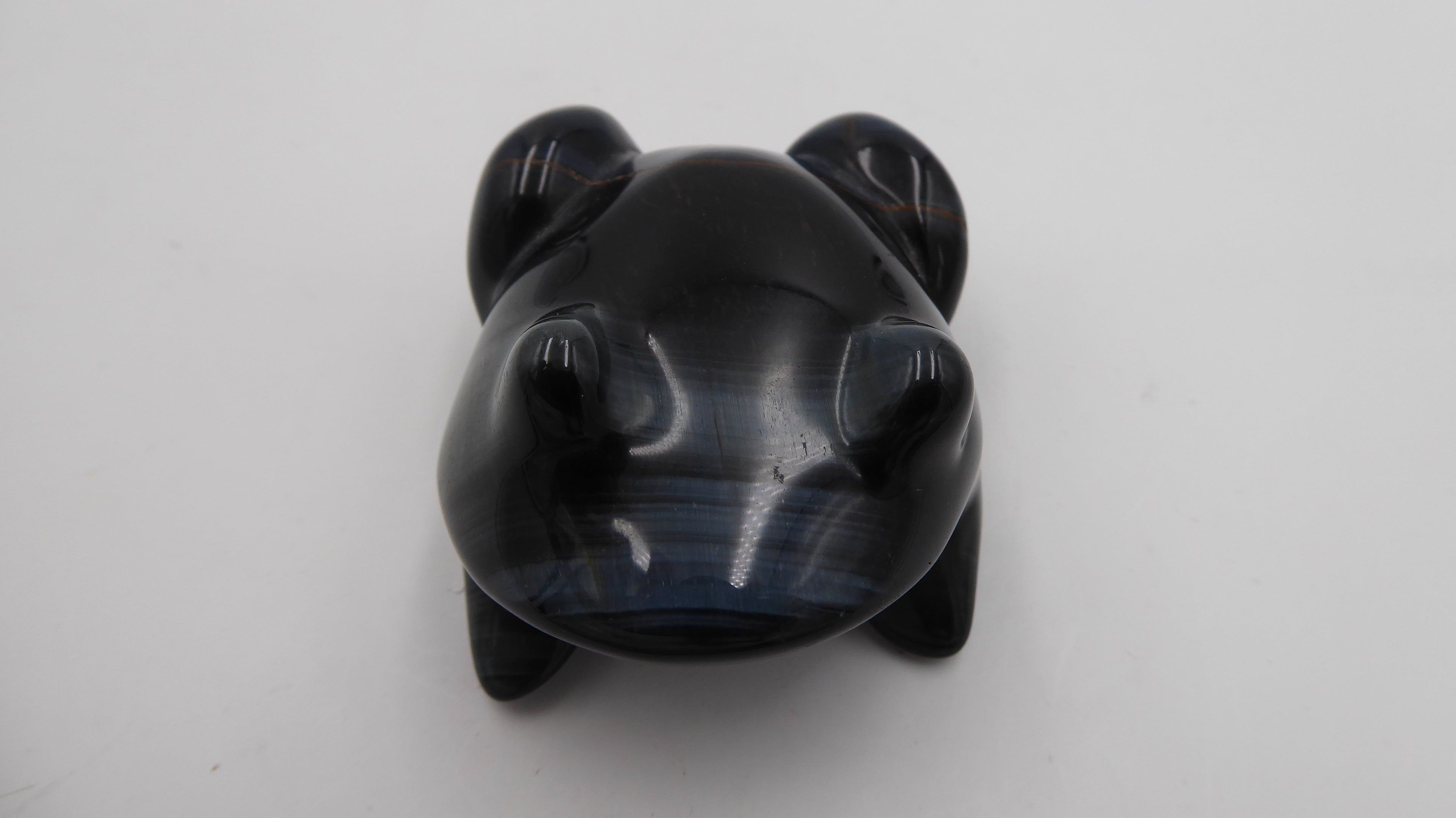Petite grenouille en pierre labradorite noire à reflets bleus