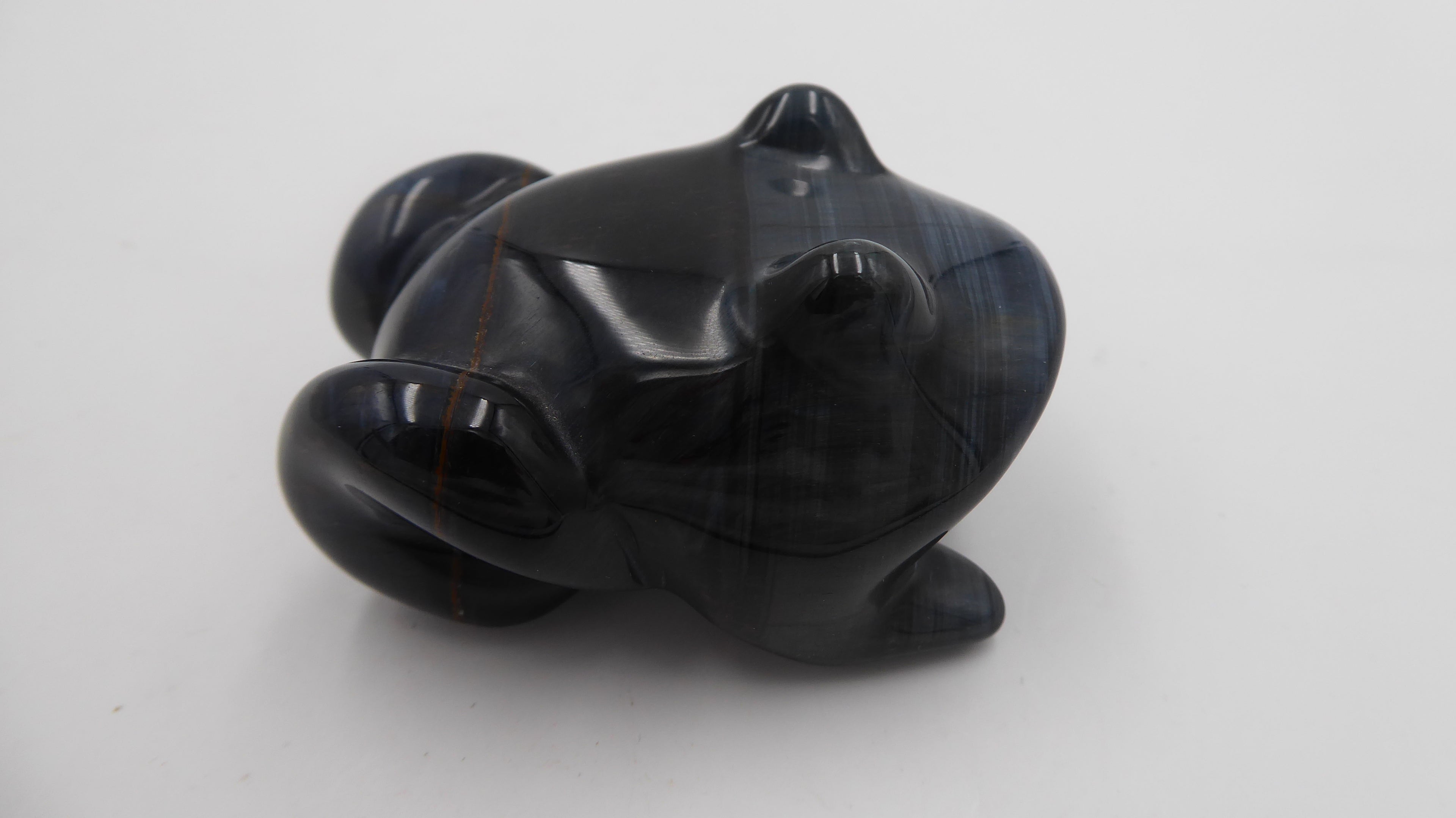 Petite grenouille en pierre labradorite noire à reflets bleus