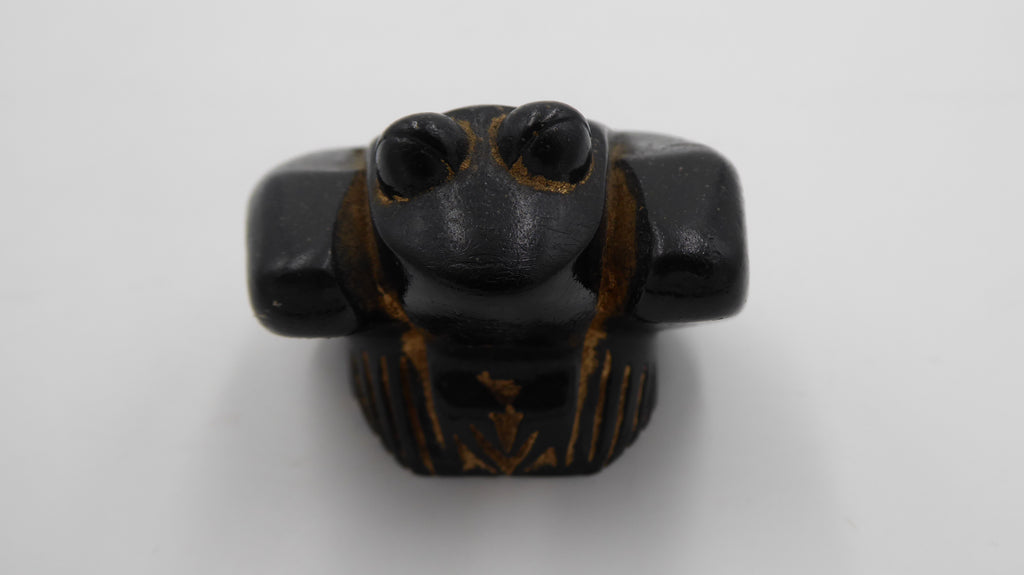Petite grenouille sculptée en bois d’ébène