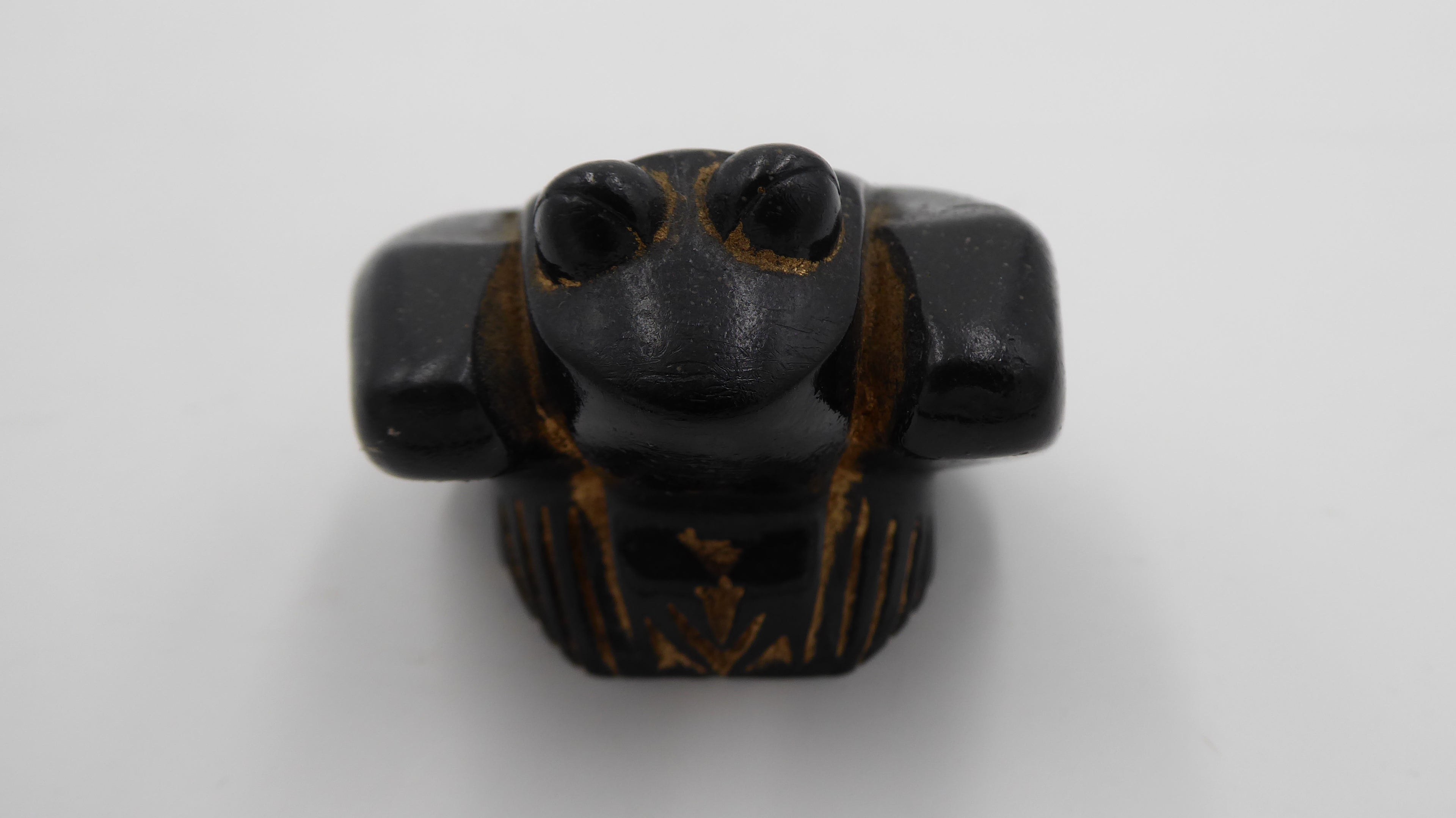 Petite grenouille sculptée en bois d’ébène
