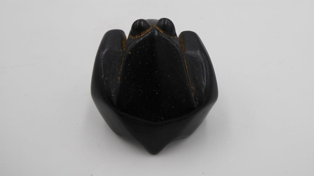 Petite grenouille sculptée en bois d’ébène