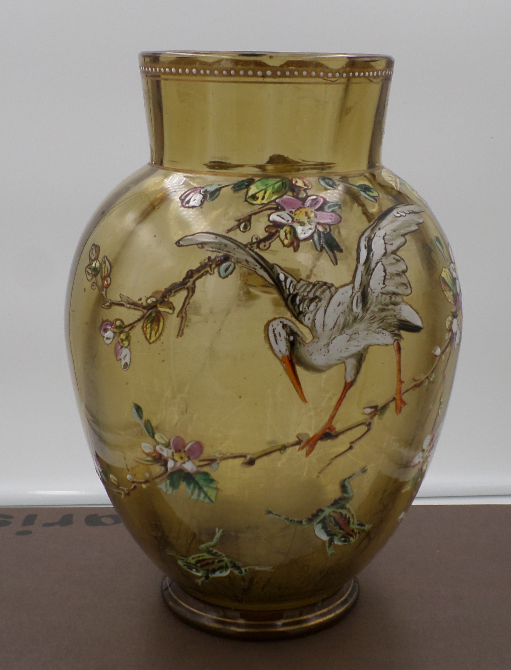 Vase en verre fumé motifs grenouilles et cigogne en émail polychrome