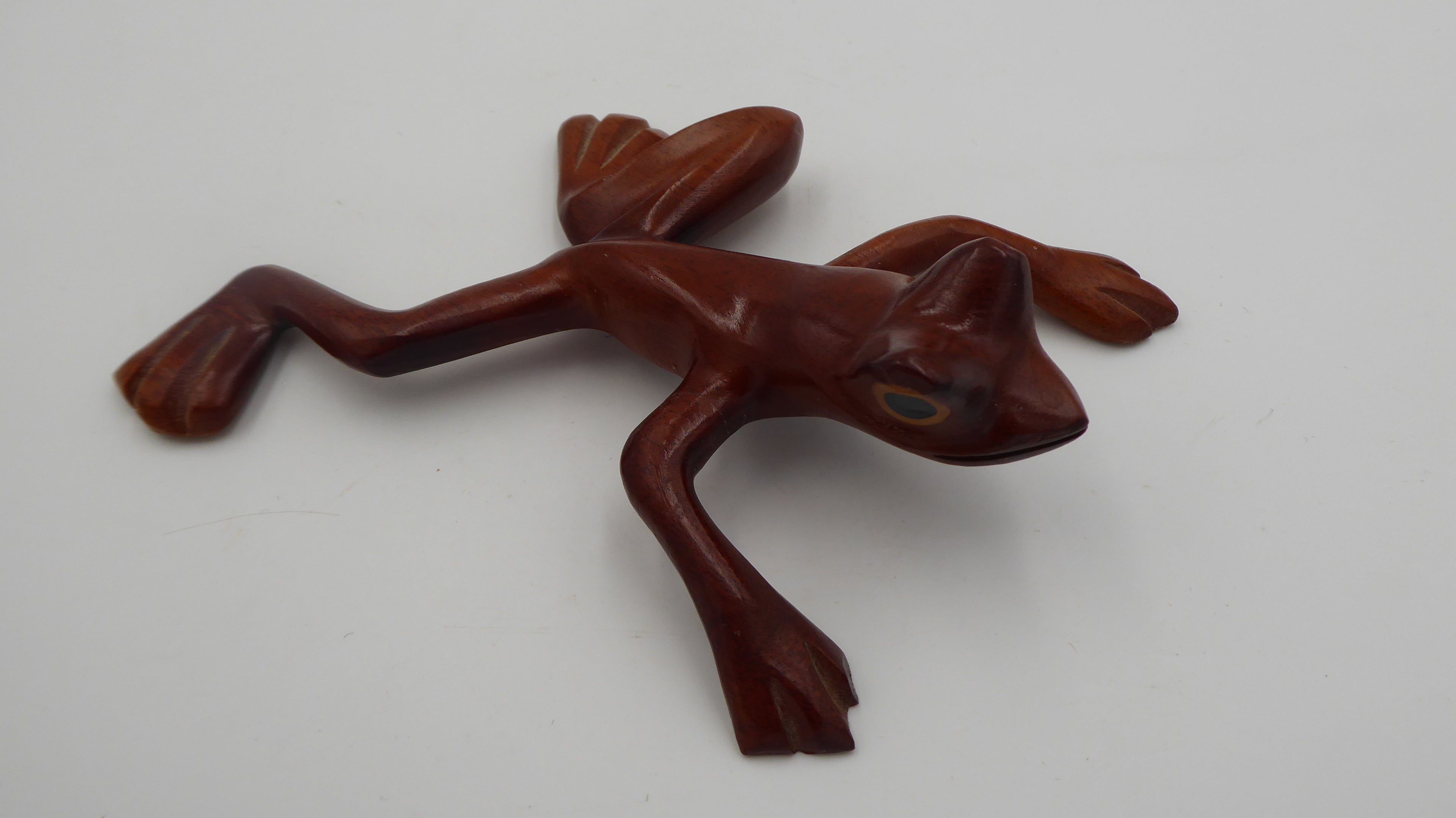Grenouille sculptée en bois d'acajou