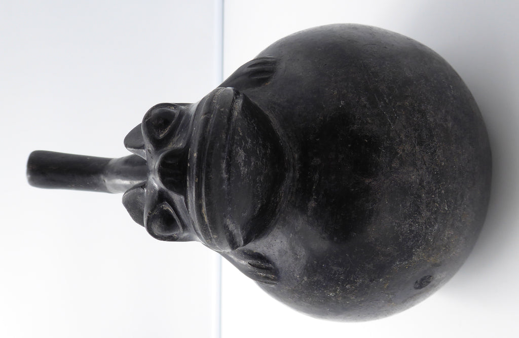 Vase globulaire en céramique noire (-2000 avant JC/200 après JC)