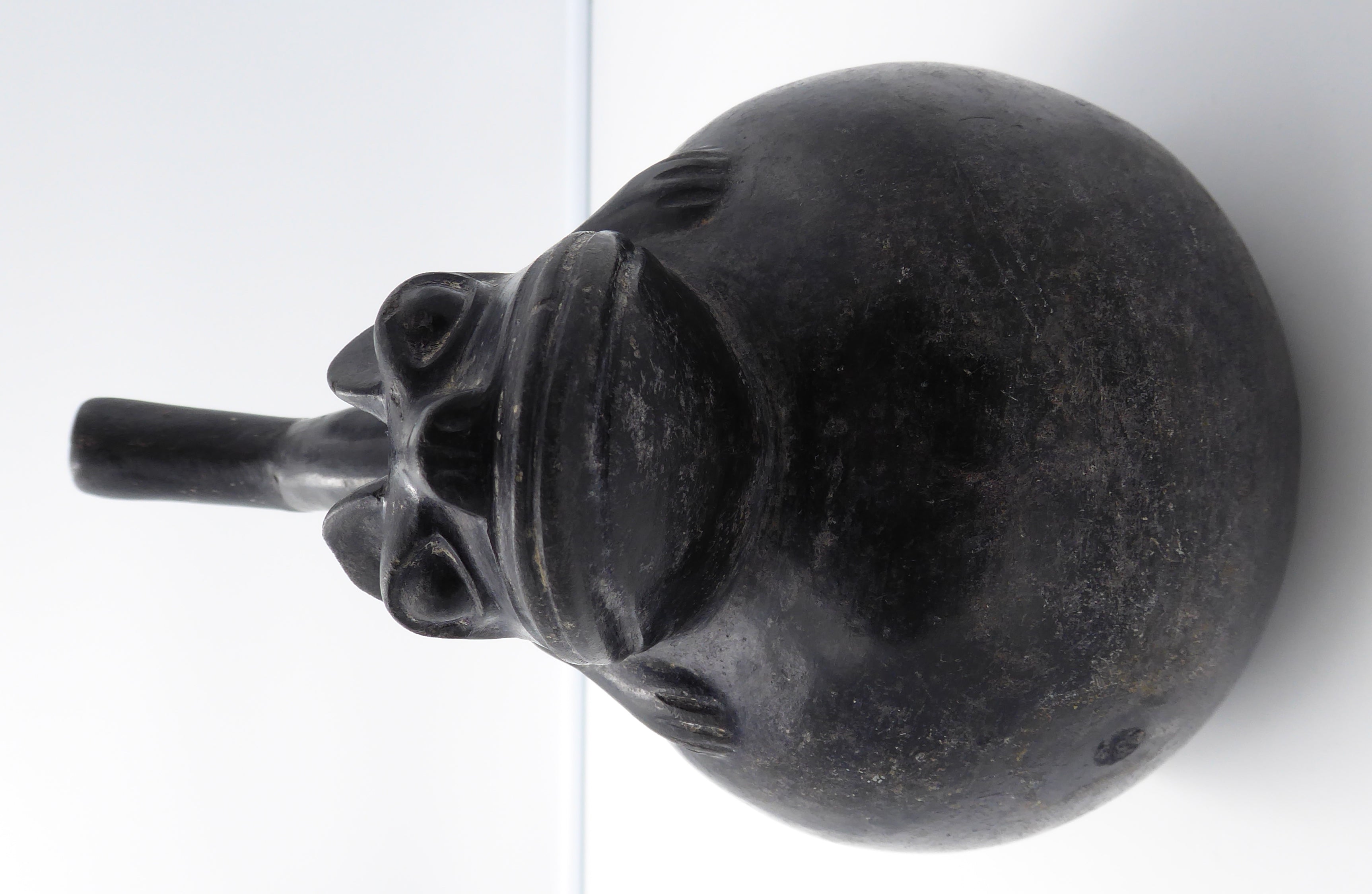 Vase globulaire en céramique noire (-2000 avant JC/200 après JC)