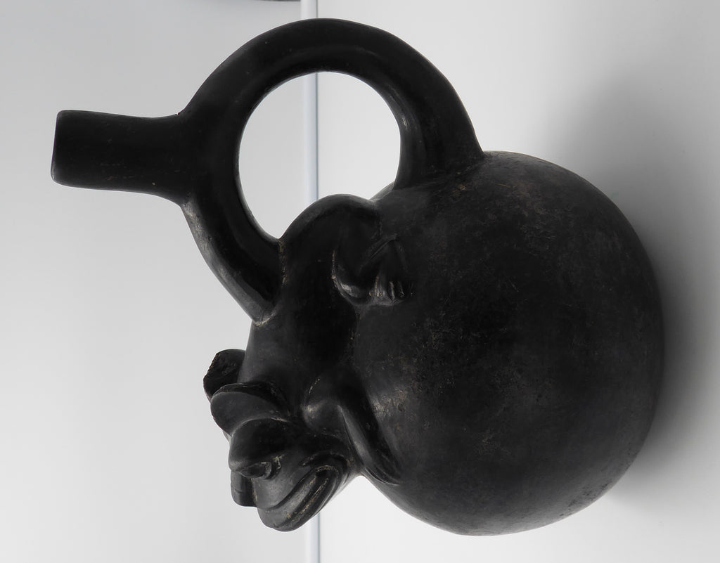 Vase globulaire en céramique noire (-2000 avant JC/200 après JC)