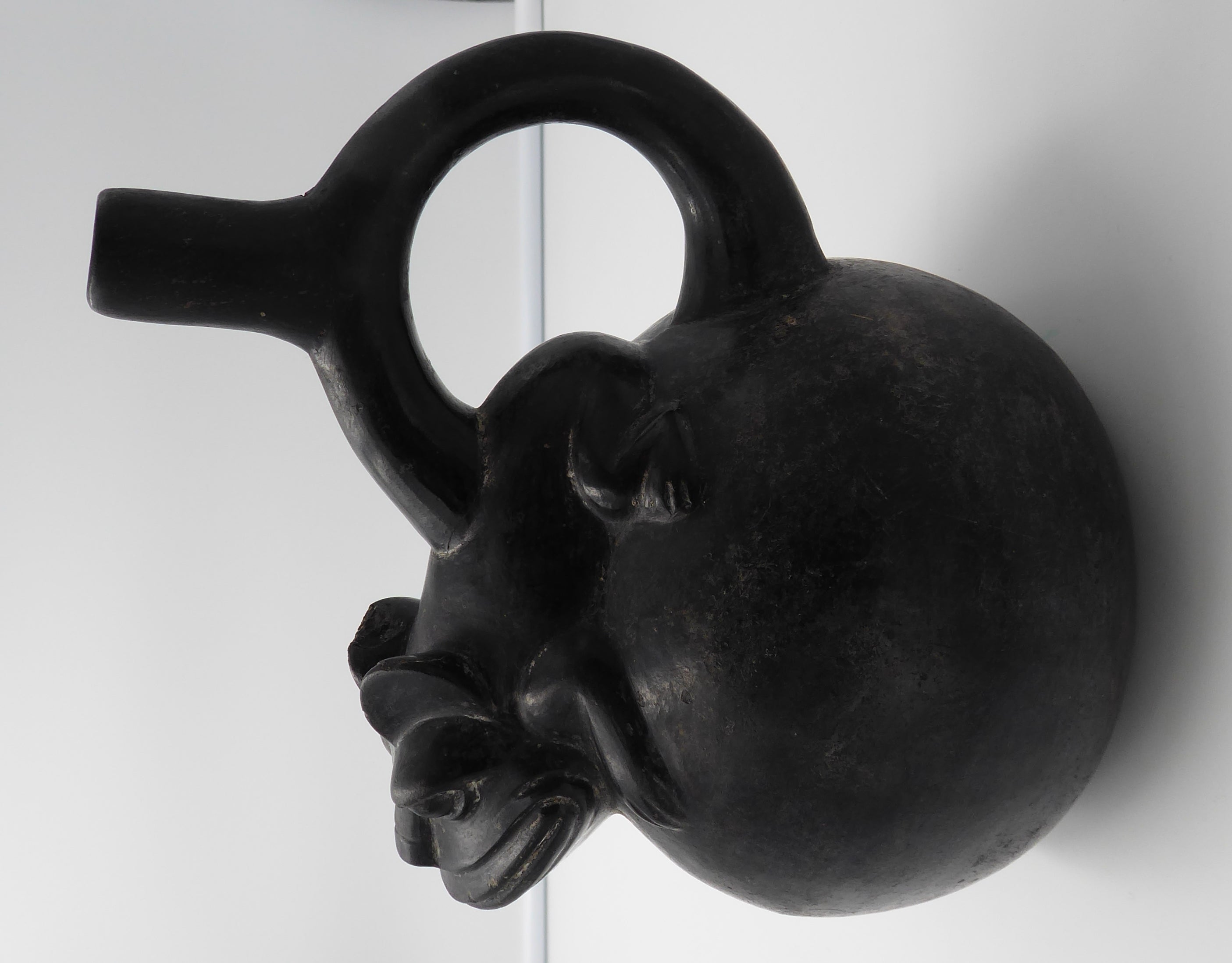 Vase globulaire en céramique noire (-2000 avant JC/200 après JC)