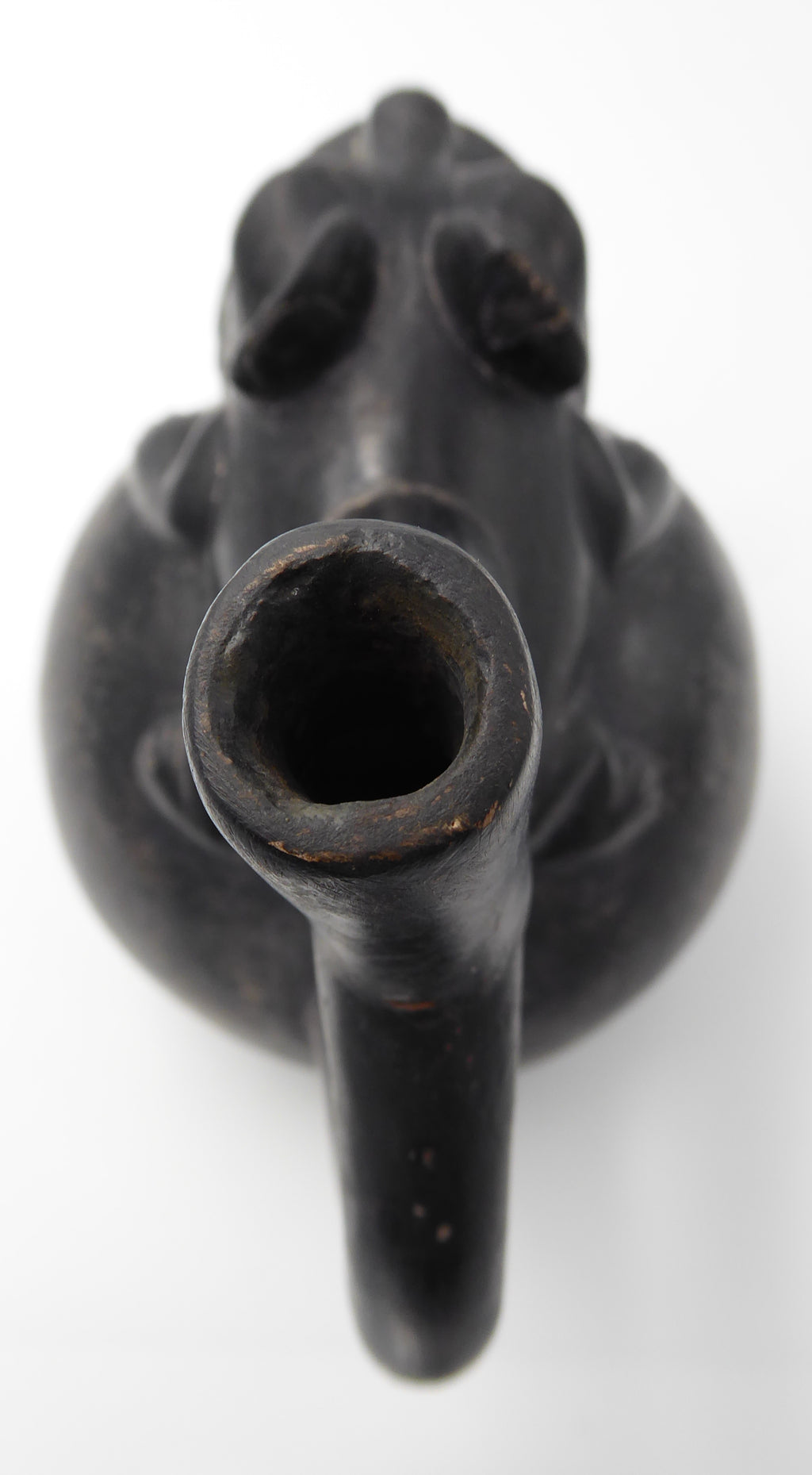 Vase globulaire en céramique noire (-2000 avant JC/200 après JC)