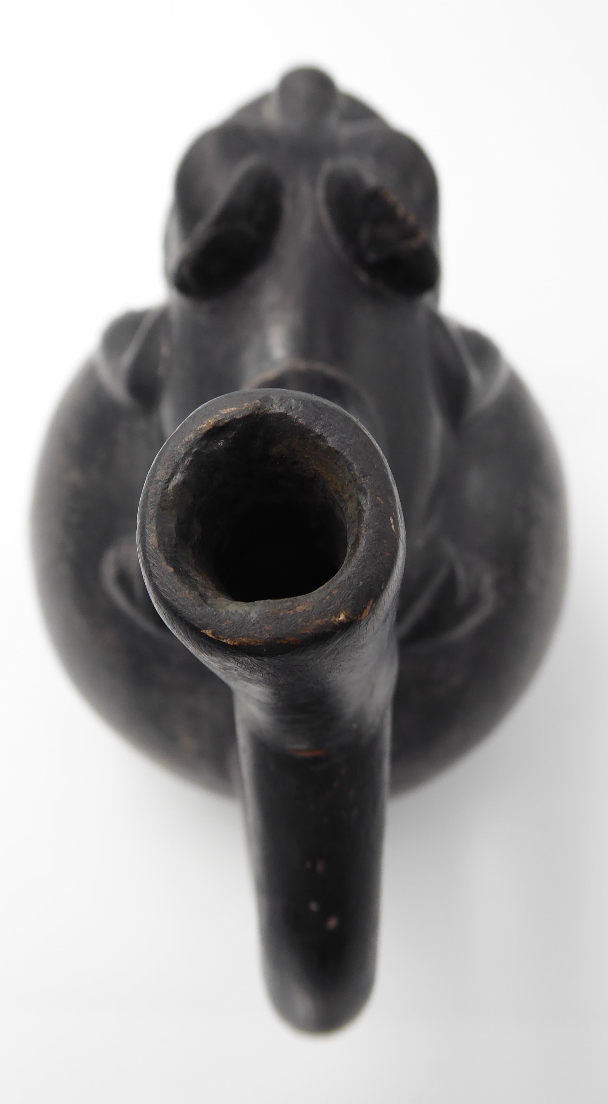 Vase globulaire en céramique noire (-2000 avant JC/200 après JC)