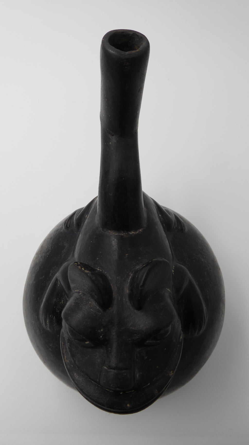 Vase globulaire en céramique noire (-2000 avant JC/200 après JC)