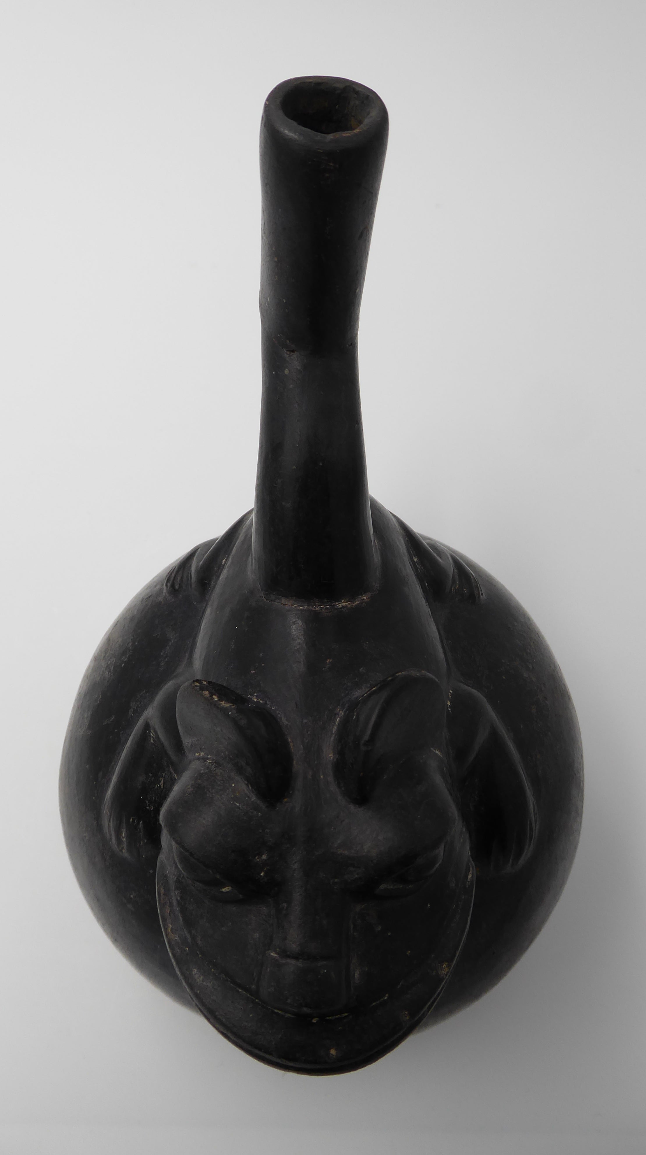 Vase globulaire en céramique noire (-2000 avant JC/200 après JC)