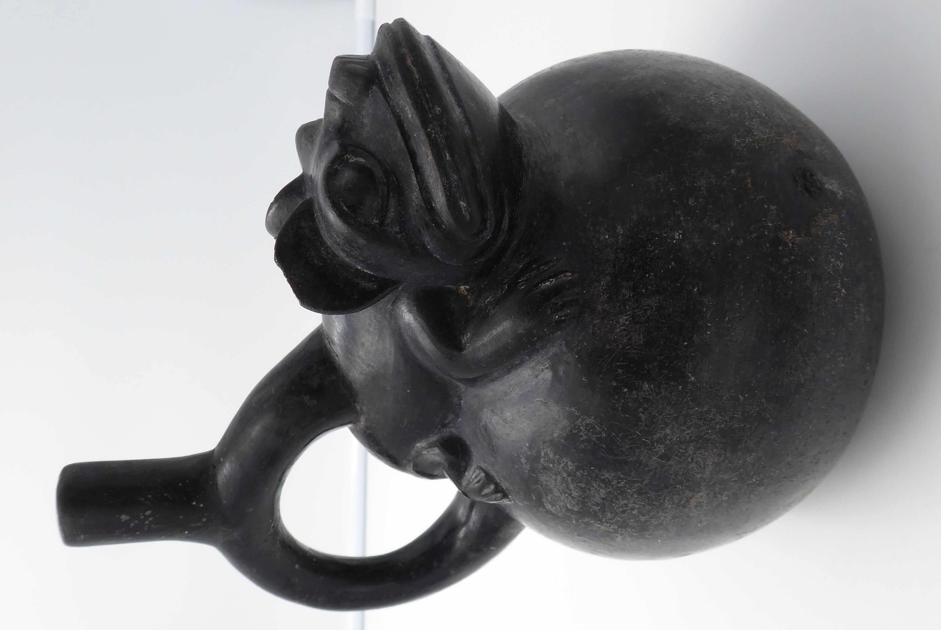Vase globulaire en céramique noire (-2000 avant JC/200 après JC)