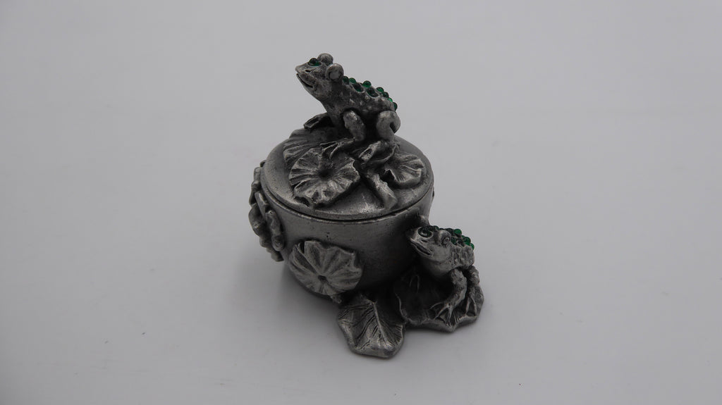 Petit pot en étain avec deux grenouilles