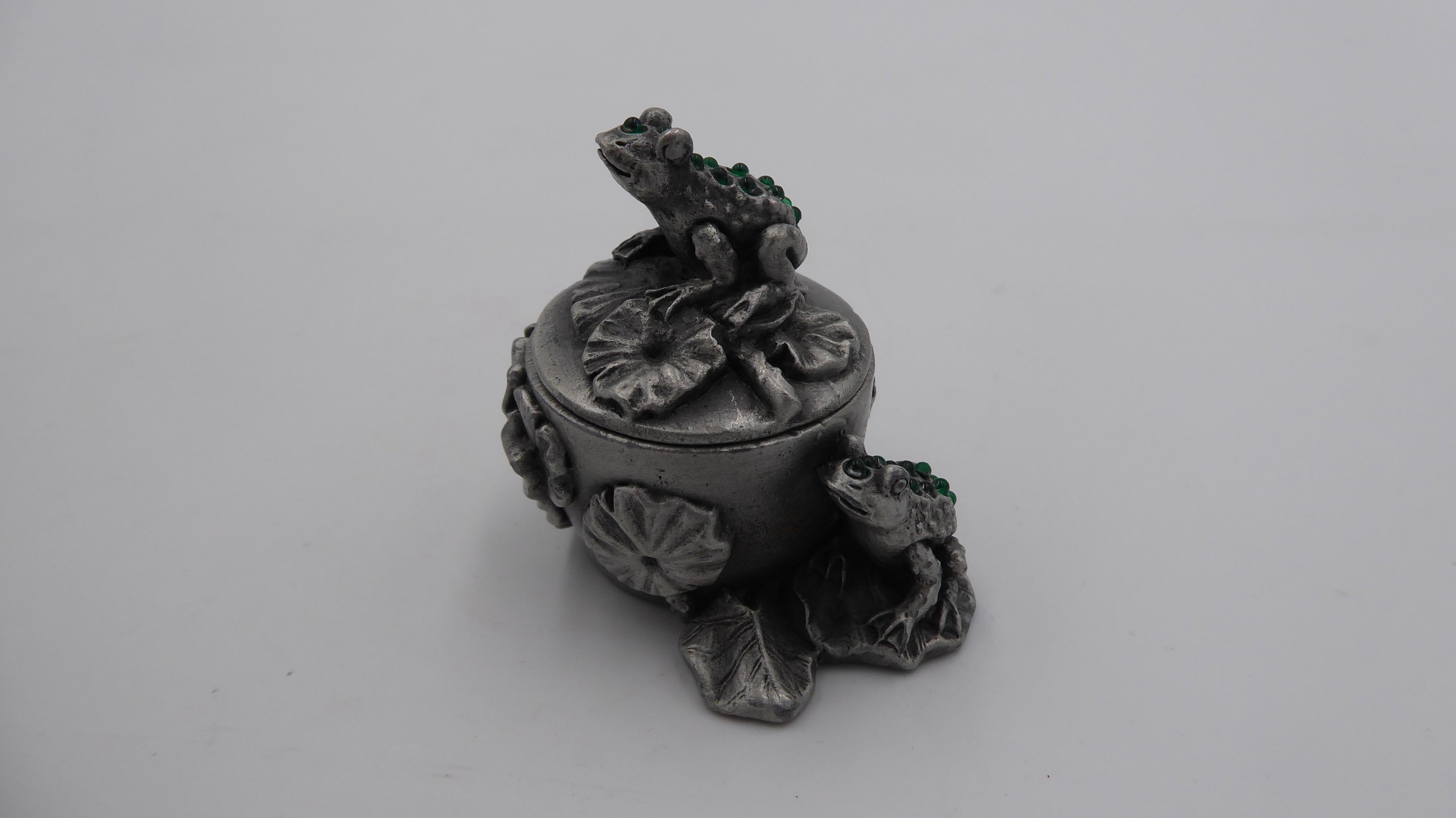 Petit pot en étain avec deux grenouilles