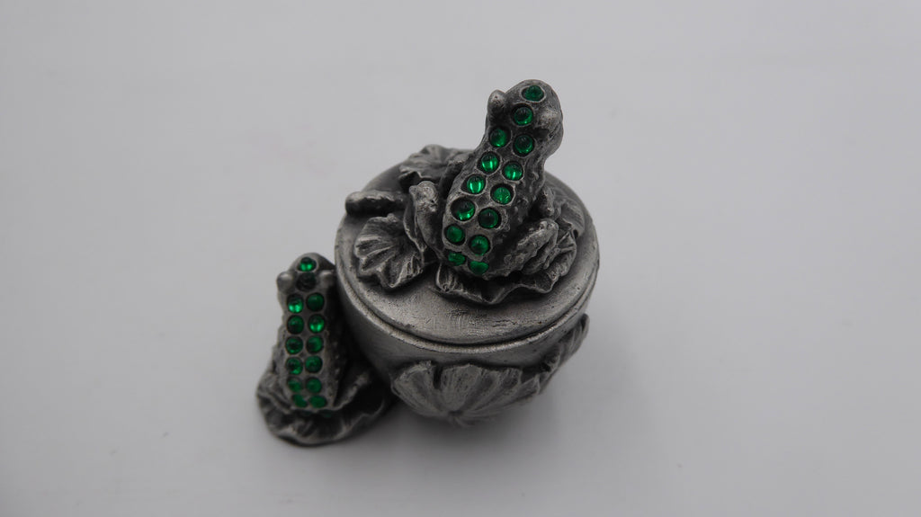 Petit pot en étain avec deux grenouilles