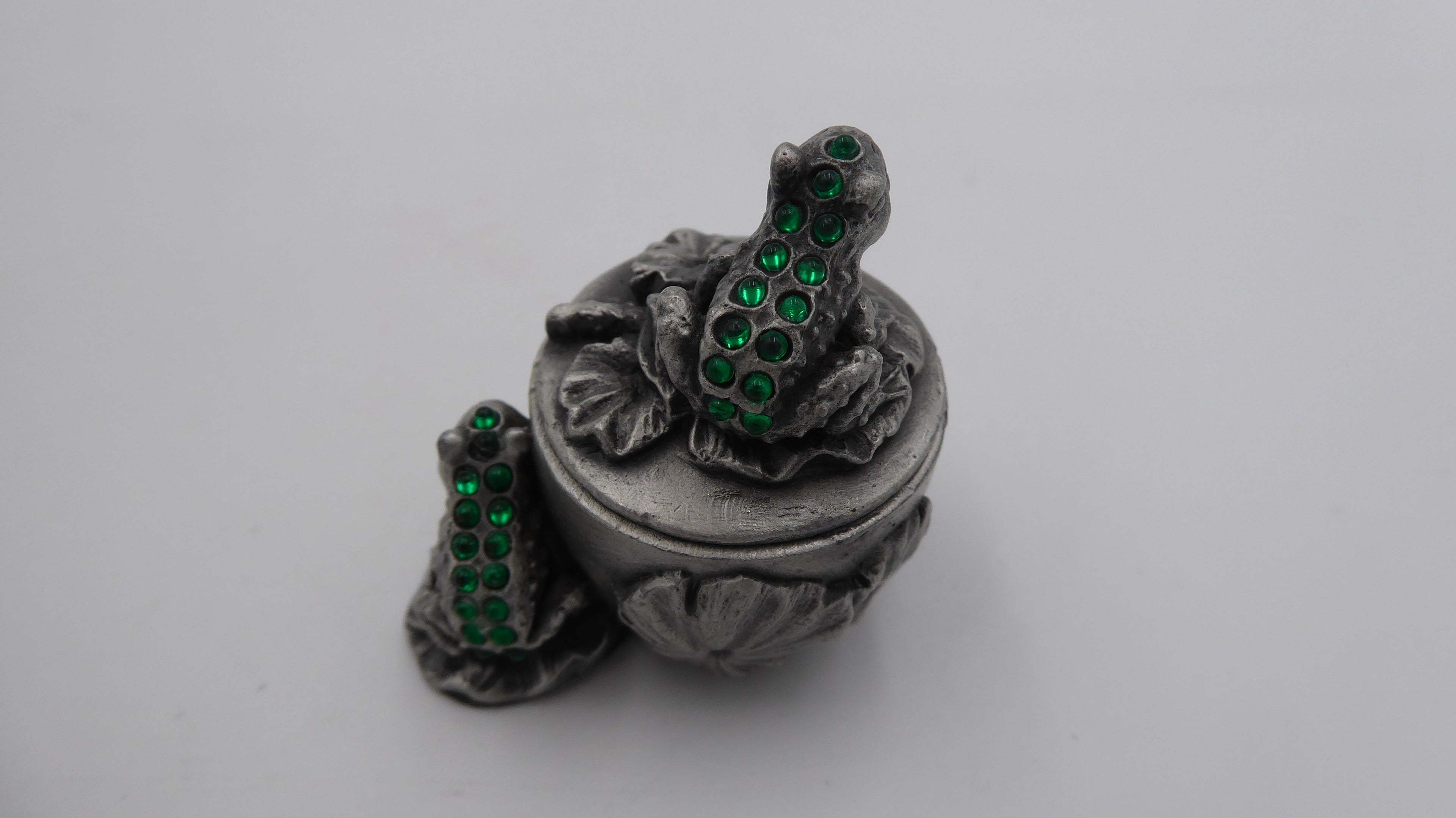 Petit pot en étain avec deux grenouilles
