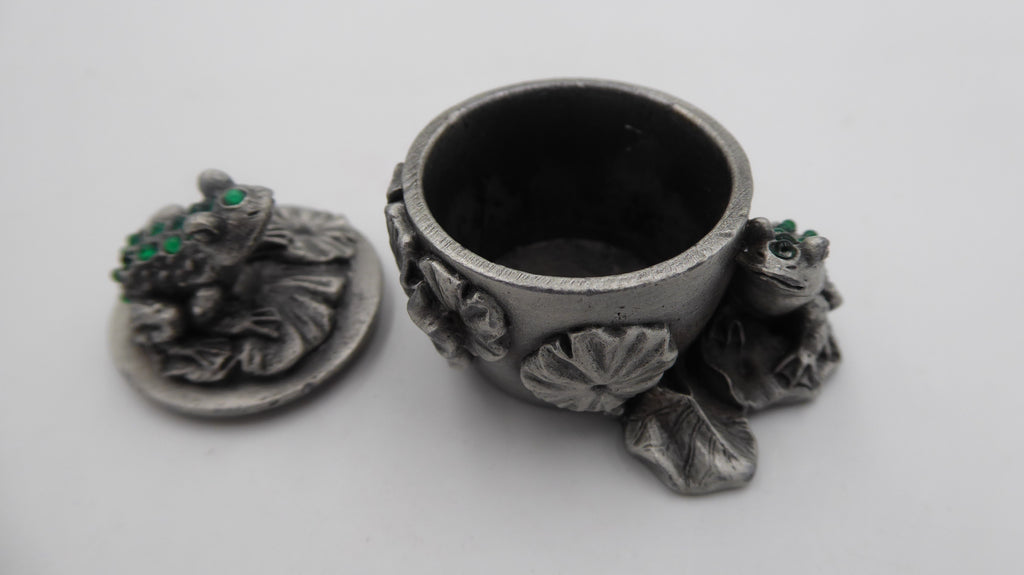 Petit pot en étain avec deux grenouilles
