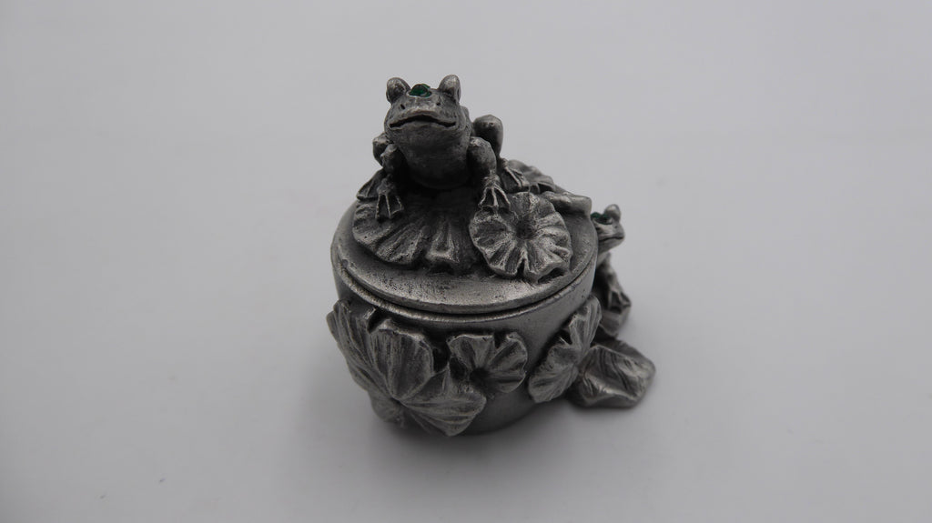Petit pot en étain avec deux grenouilles
