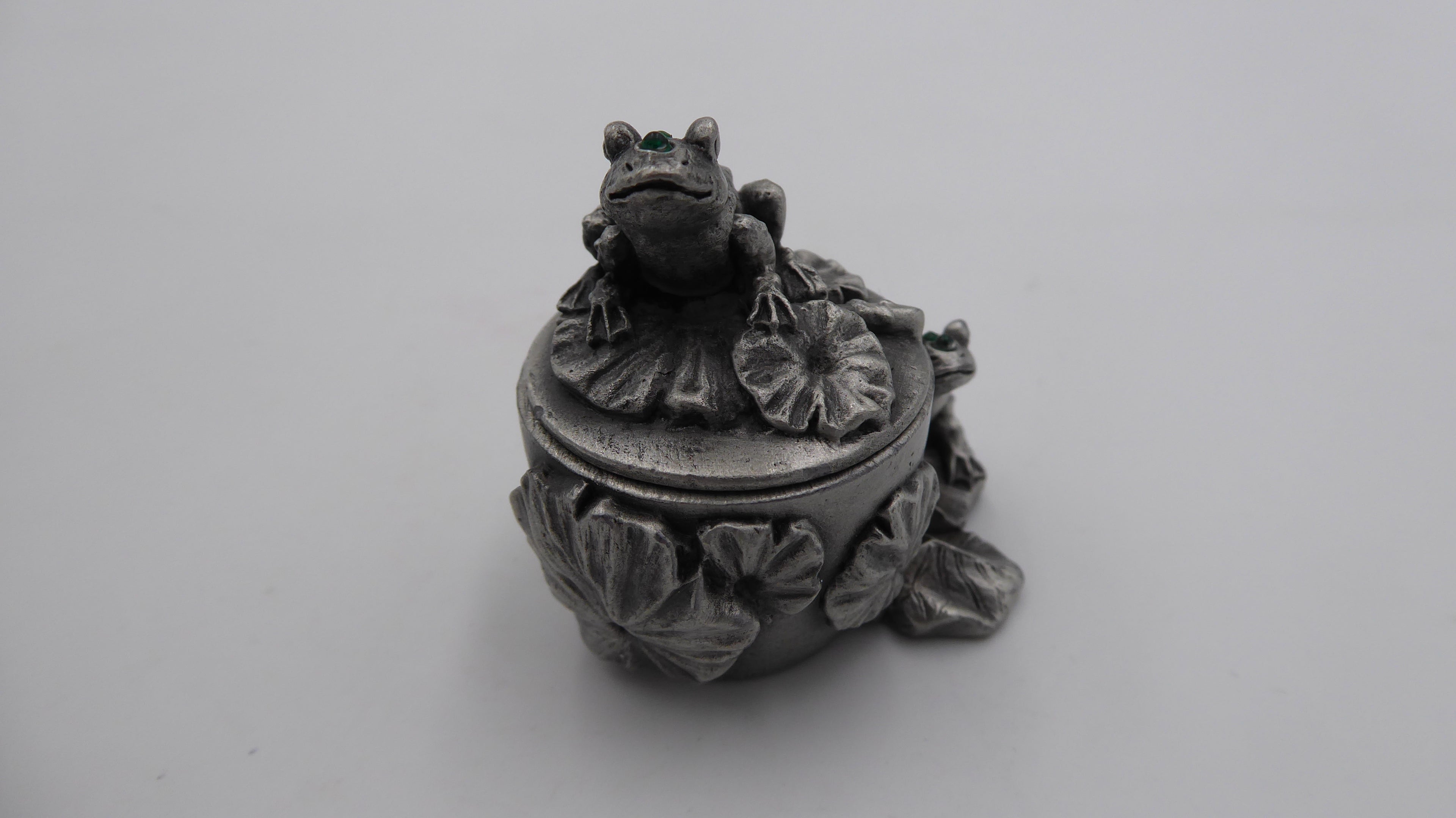 Petit pot en étain avec deux grenouilles