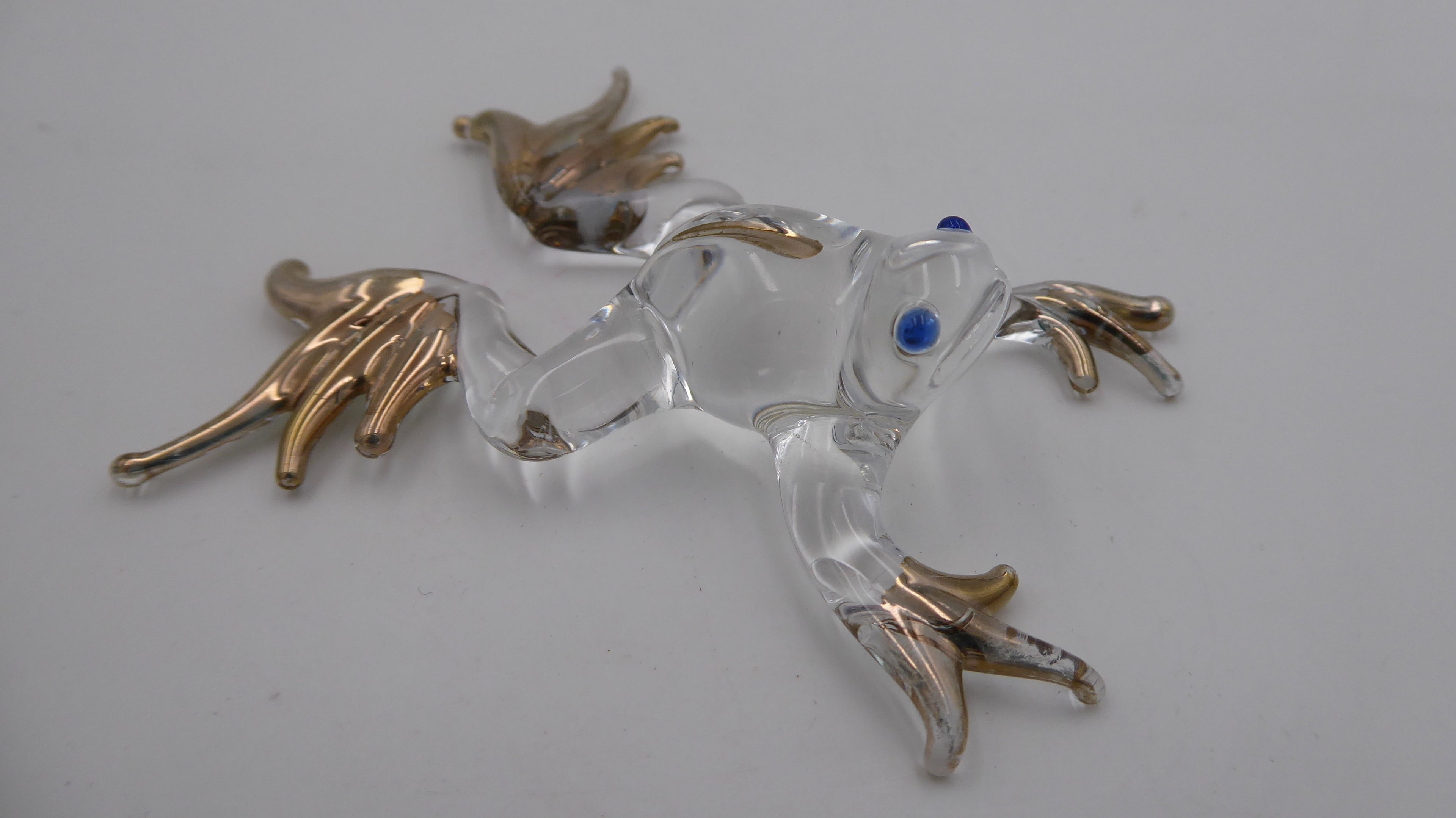 Petite grenouille en verre aux pattes dorées